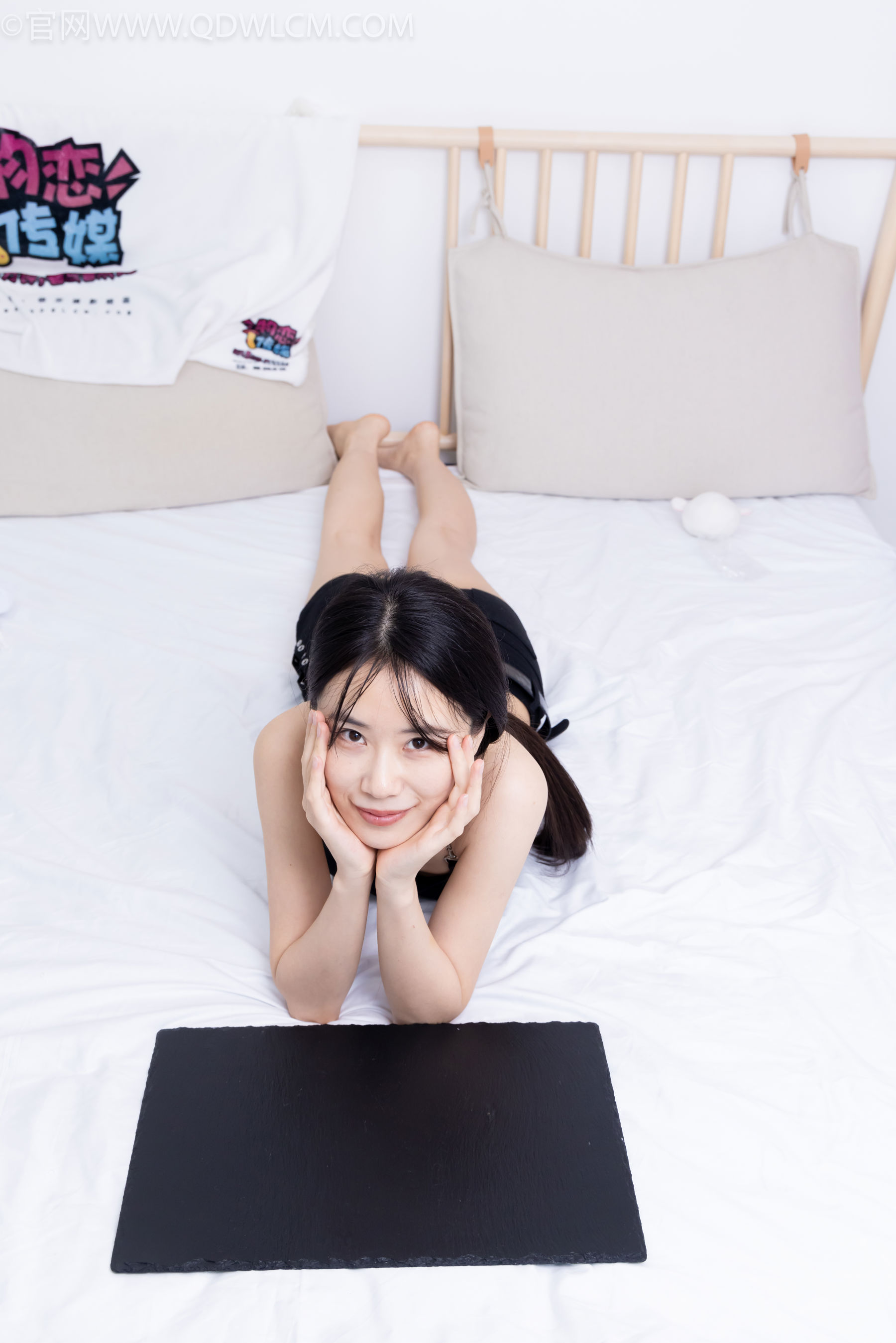 物恋传媒 No.2486 菜菜 - 高跟鞋、厚黑丝、裸足/(284P)