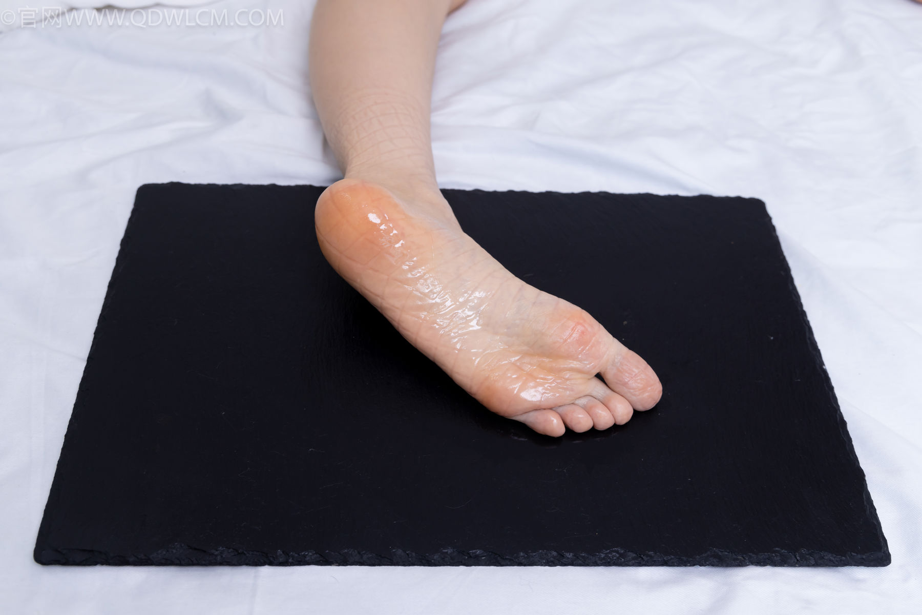 物恋传媒 No.2486 菜菜 - 高跟鞋、厚黑丝、裸足/(284P)