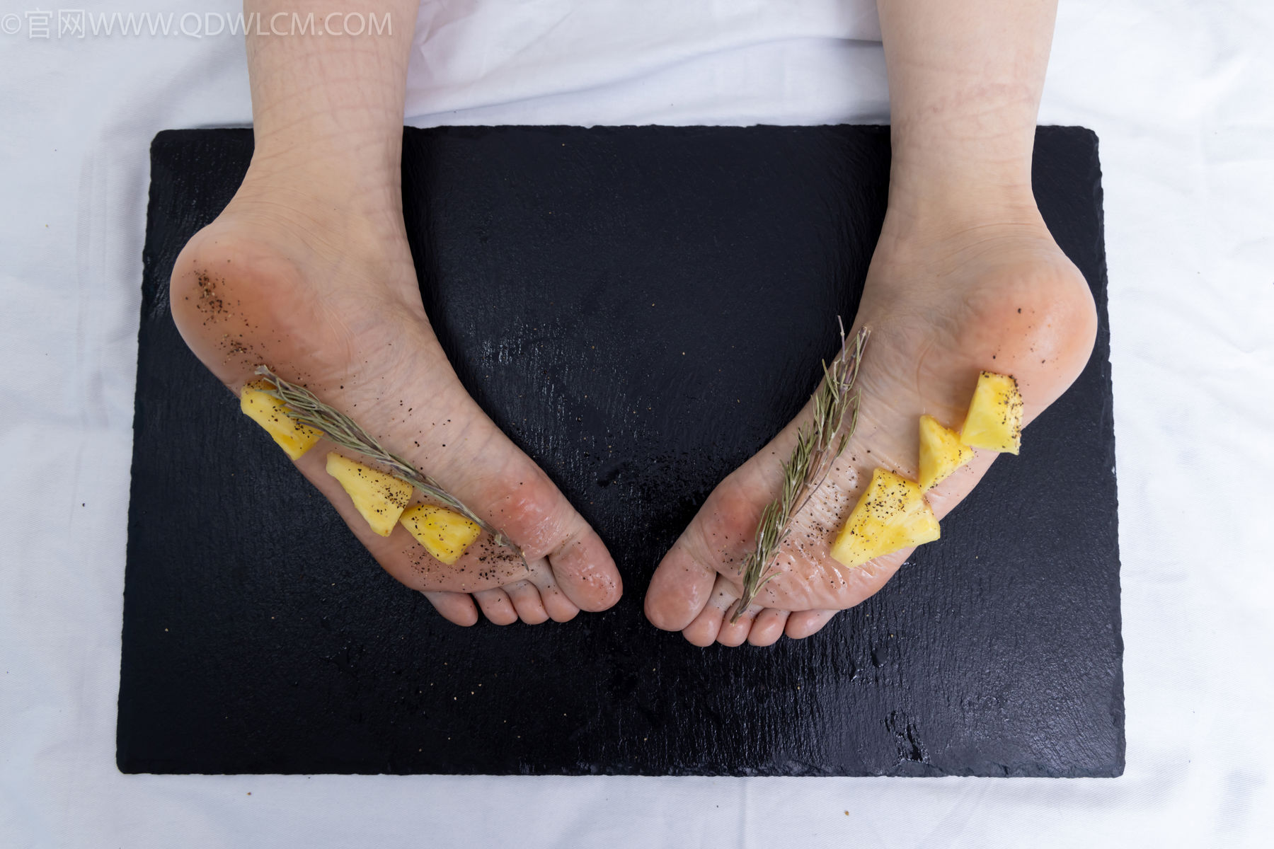 物恋传媒 No.2486 菜菜 - 高跟鞋、厚黑丝、裸足/(284P)