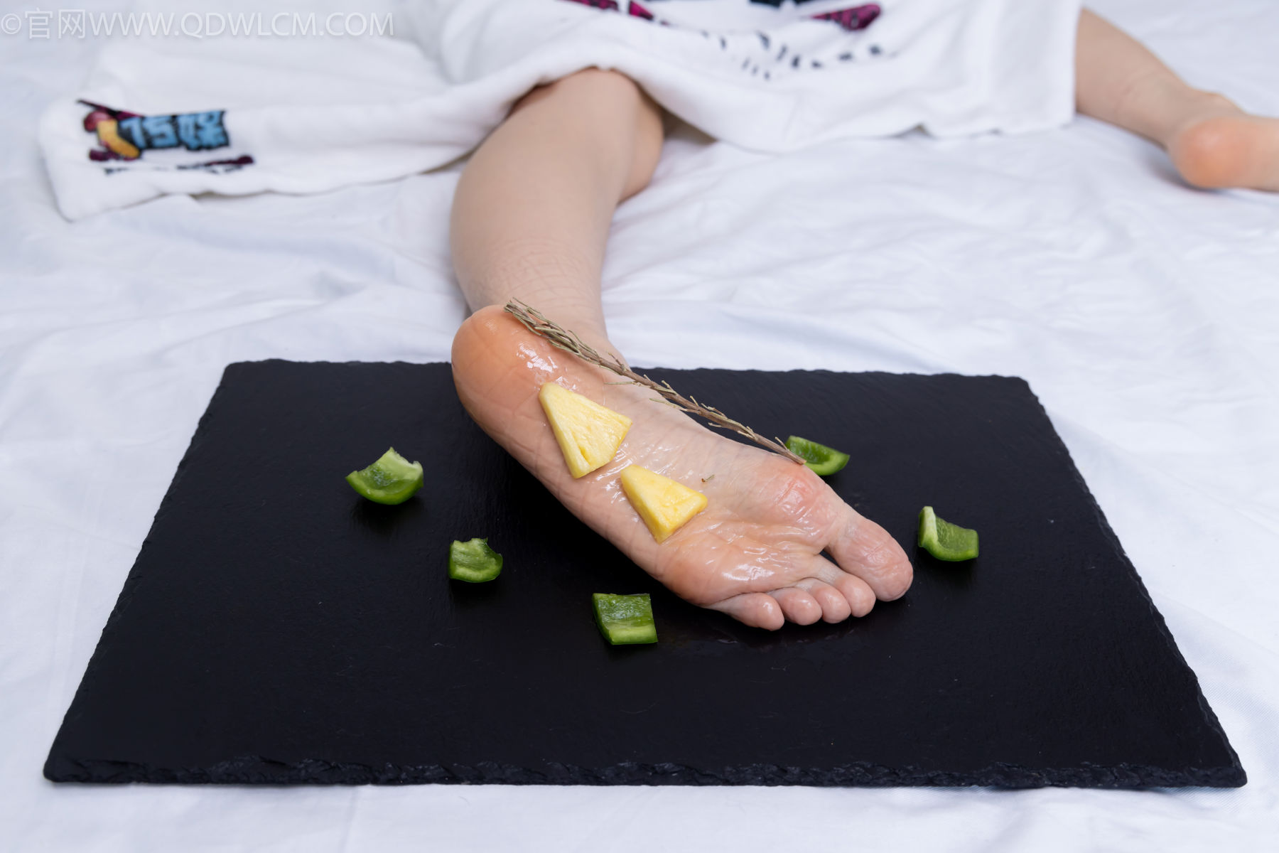 物恋传媒 No.2486 菜菜 - 高跟鞋、厚黑丝、裸足/(284P)