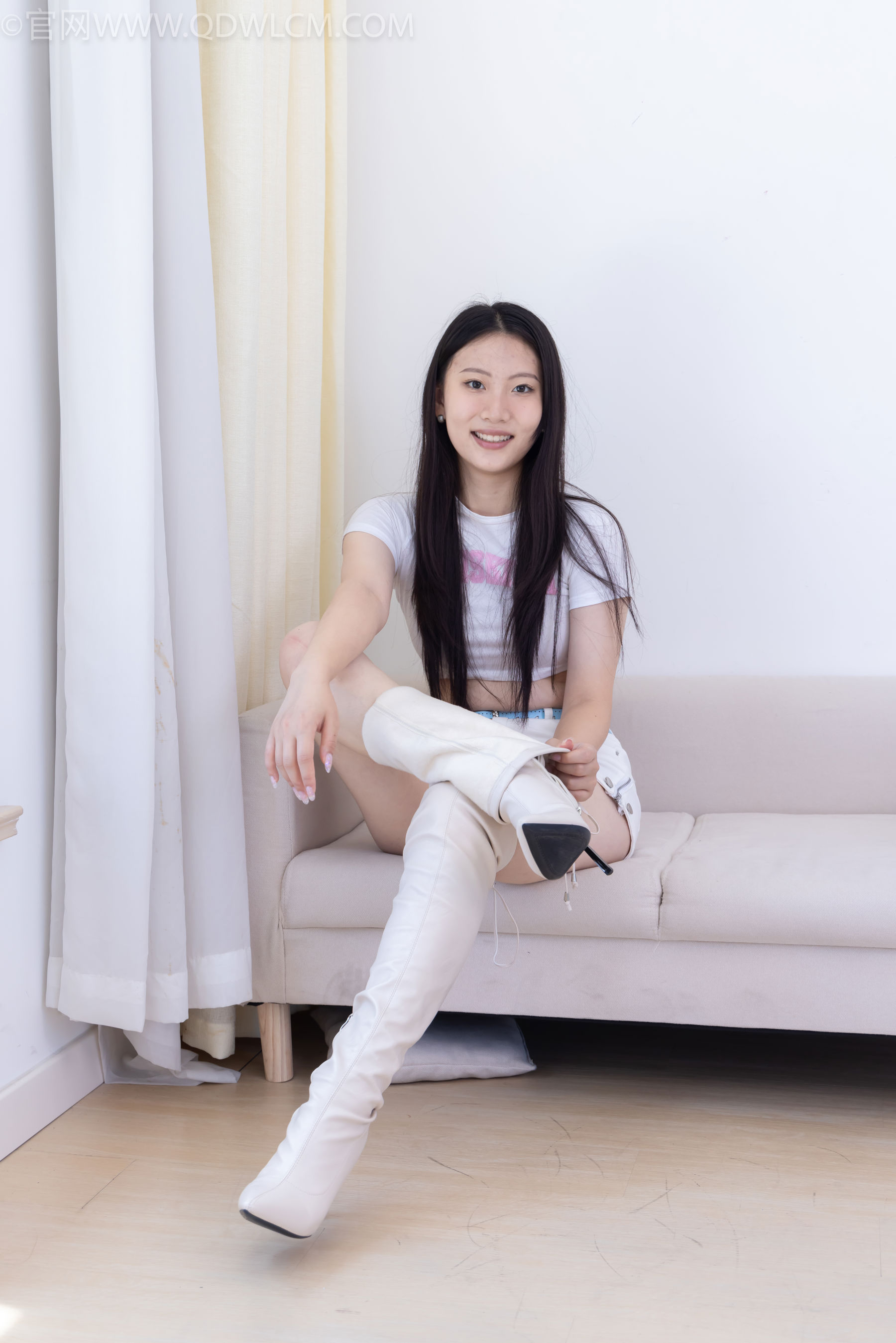 物恋传媒 No.2488 奶糖 - 高跟长靴、白棉袜、裸足/(180P)