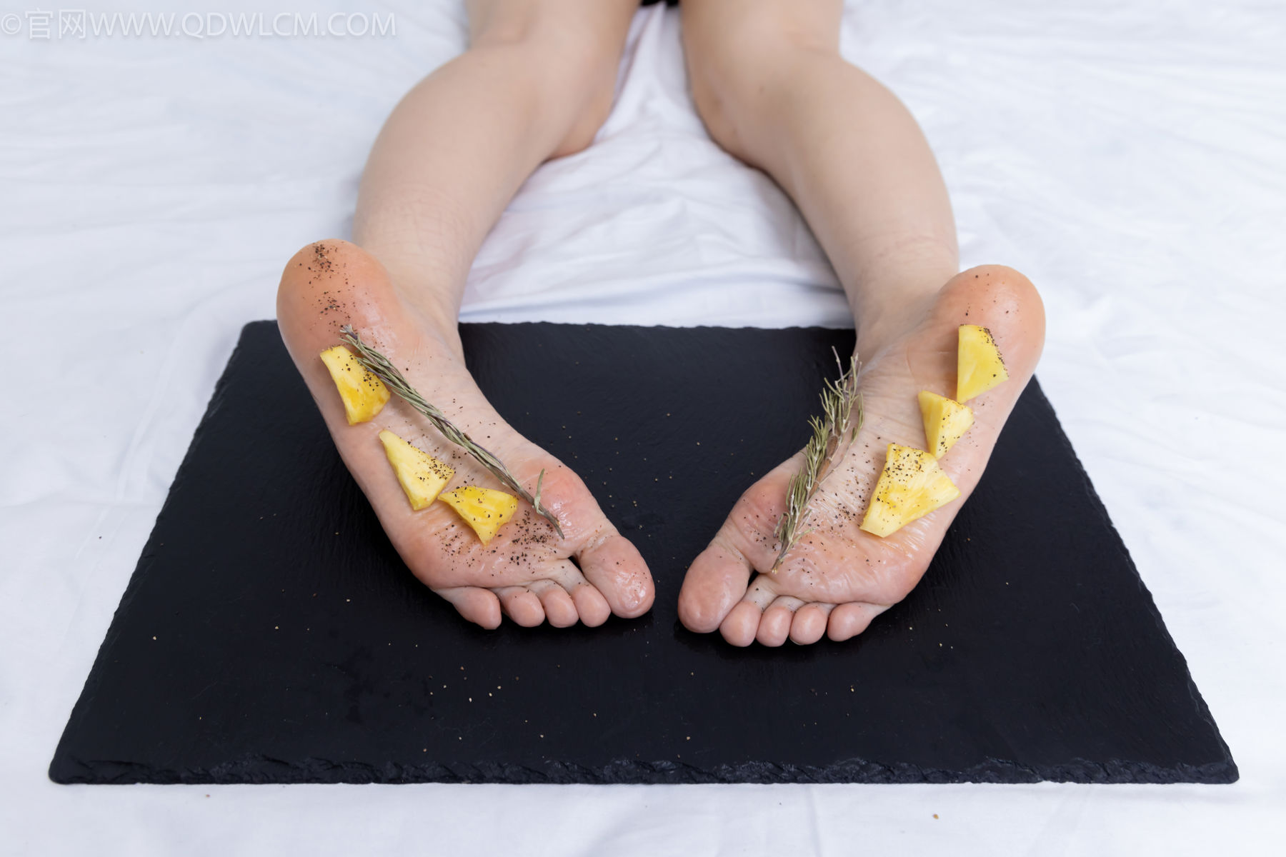 物恋传媒 No.2486 菜菜 - 高跟鞋、厚黑丝、裸足/(284P)