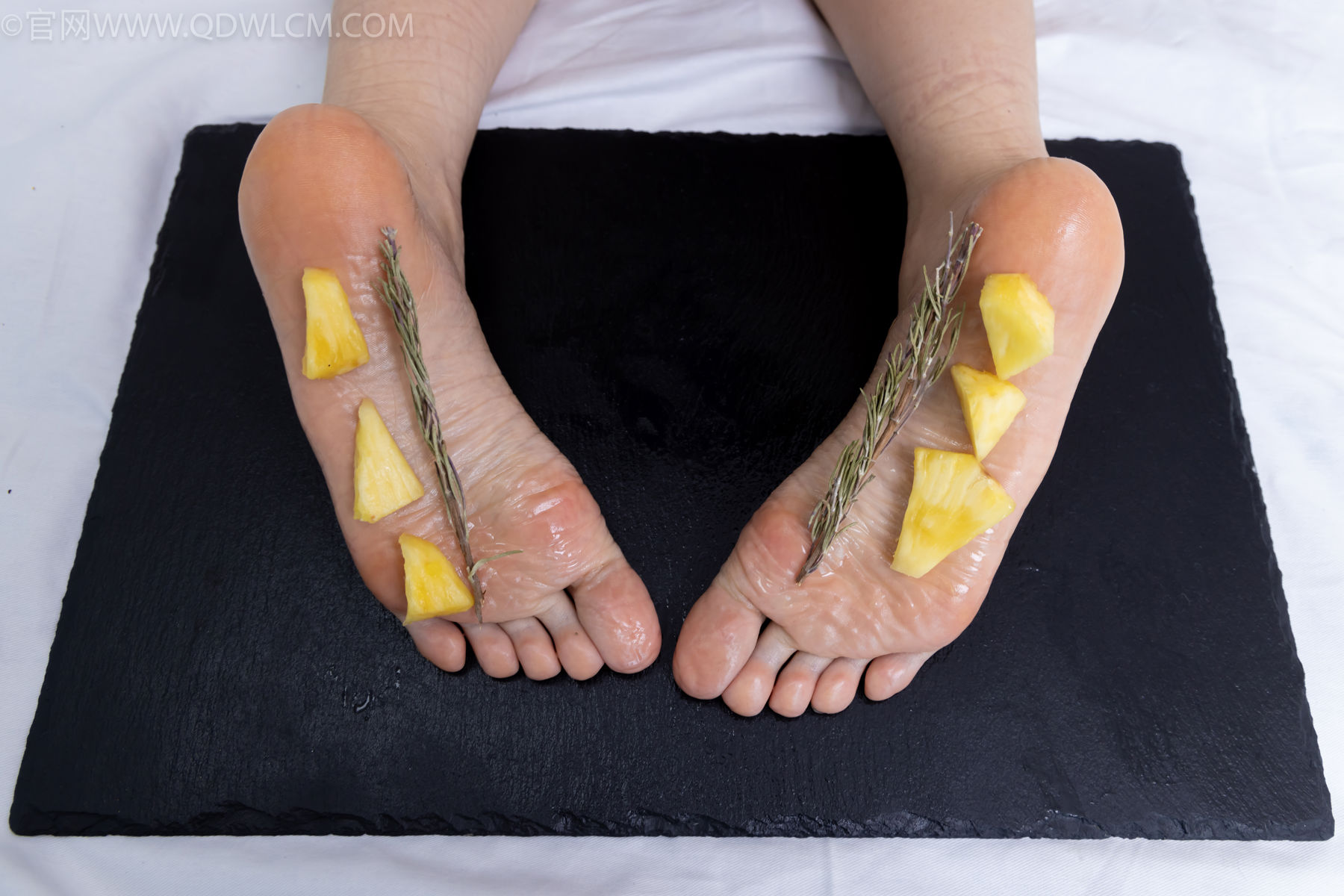 物恋传媒 No.2486 菜菜 - 高跟鞋、厚黑丝、裸足/(284P)