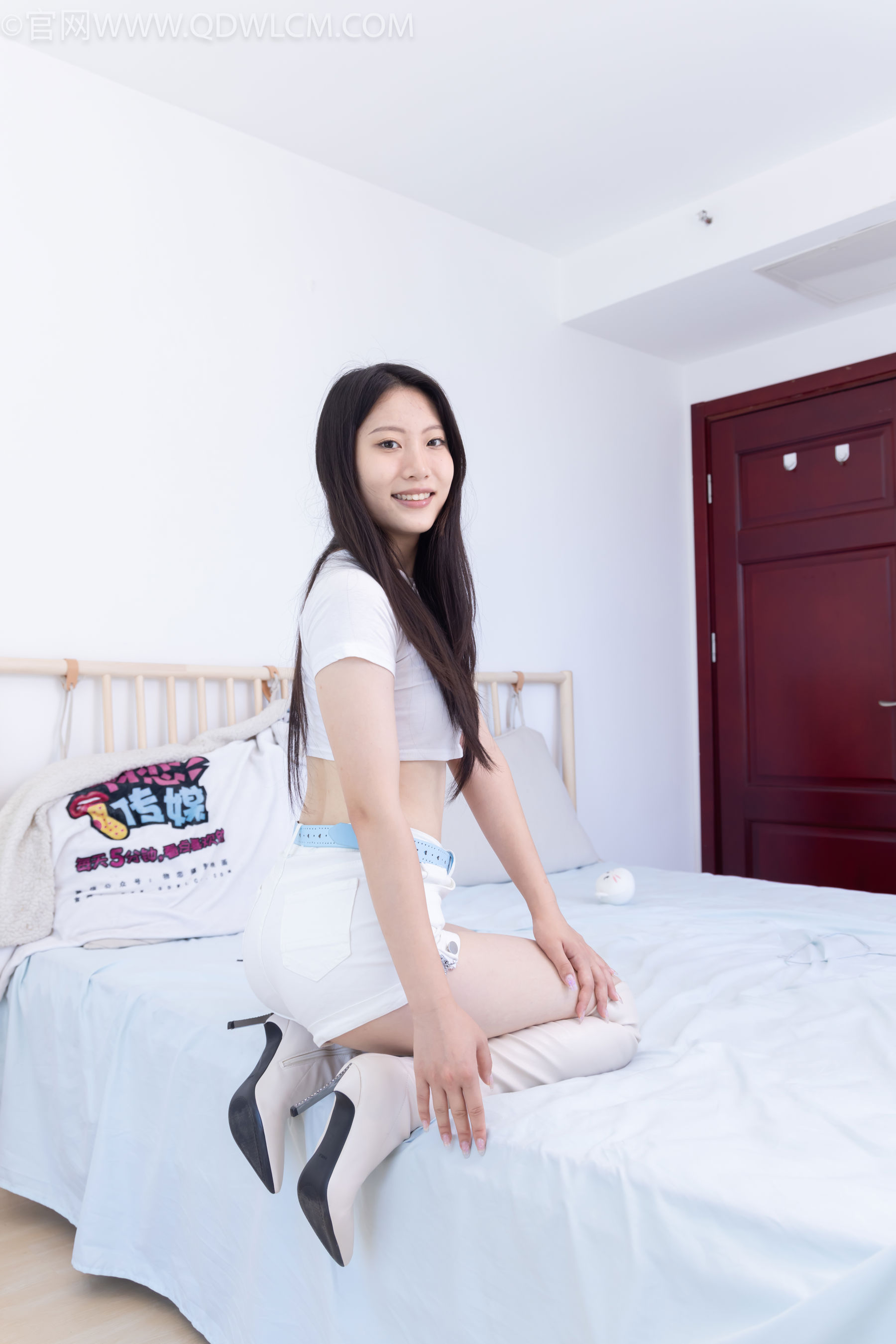 物恋传媒 No.2488 奶糖 - 高跟长靴、白棉袜、裸足/(180P)