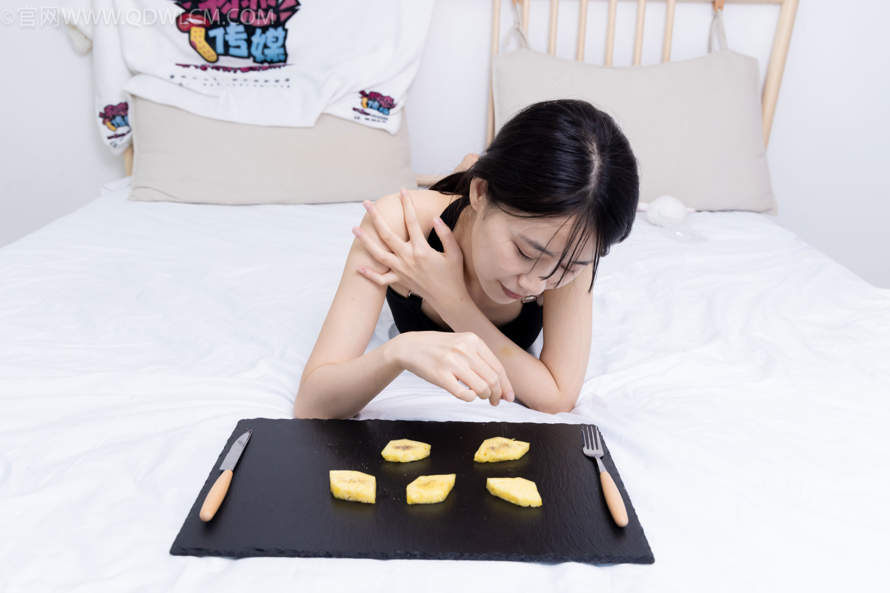 物恋传媒 No.2486 菜菜 - 高跟鞋、厚黑丝、裸足/(284P)