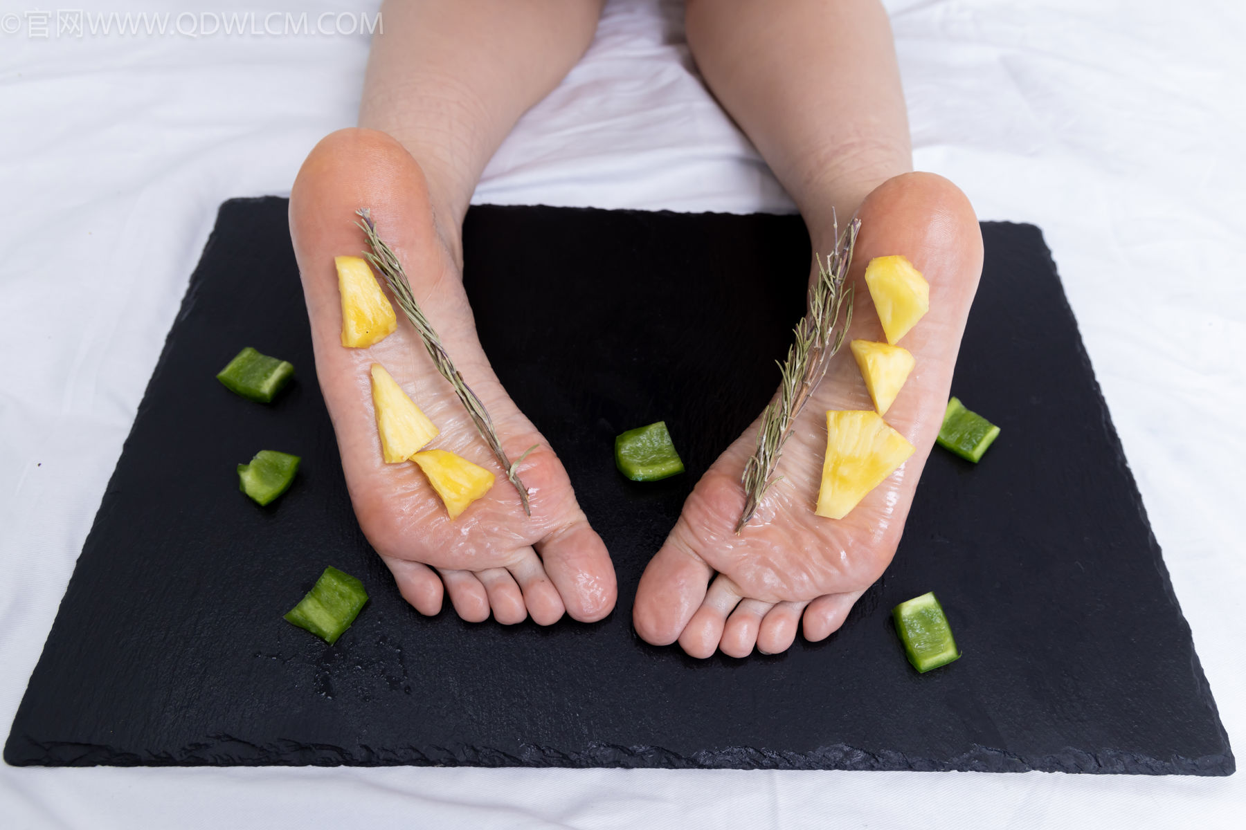 物恋传媒 No.2486 菜菜 - 高跟鞋、厚黑丝、裸足/(284P)