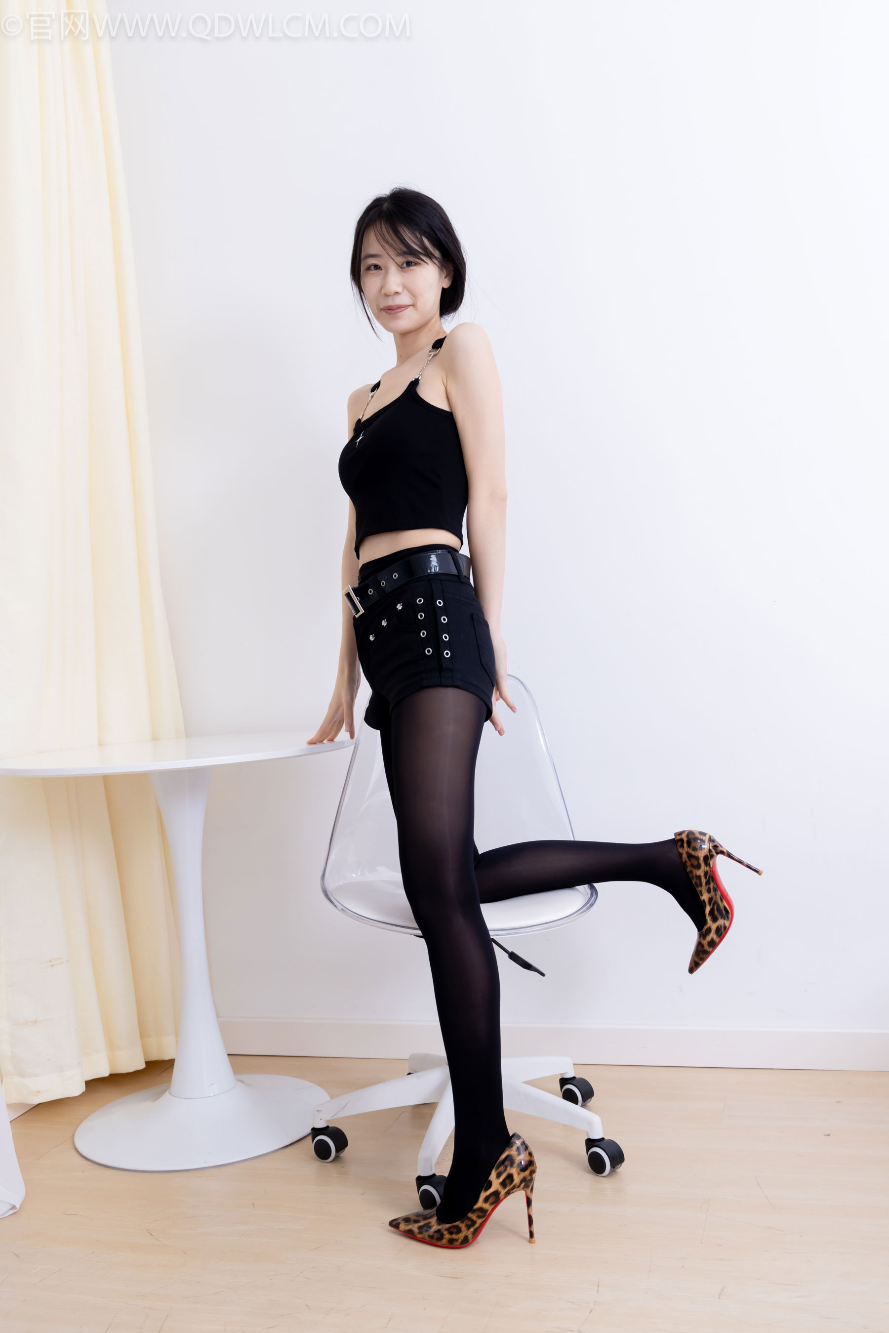 物恋传媒 No.2486 菜菜 - 高跟鞋、厚黑丝、裸足/(284P)