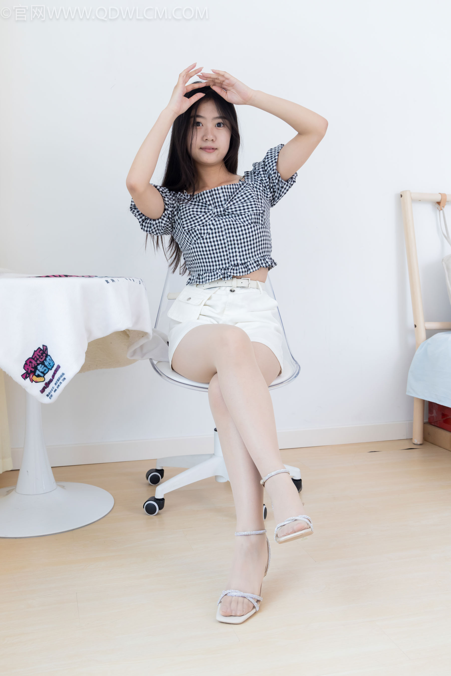 物恋传媒 No.2484 芋头 - 三双高跟凉鞋、薄肉丝、裸足/(151P)