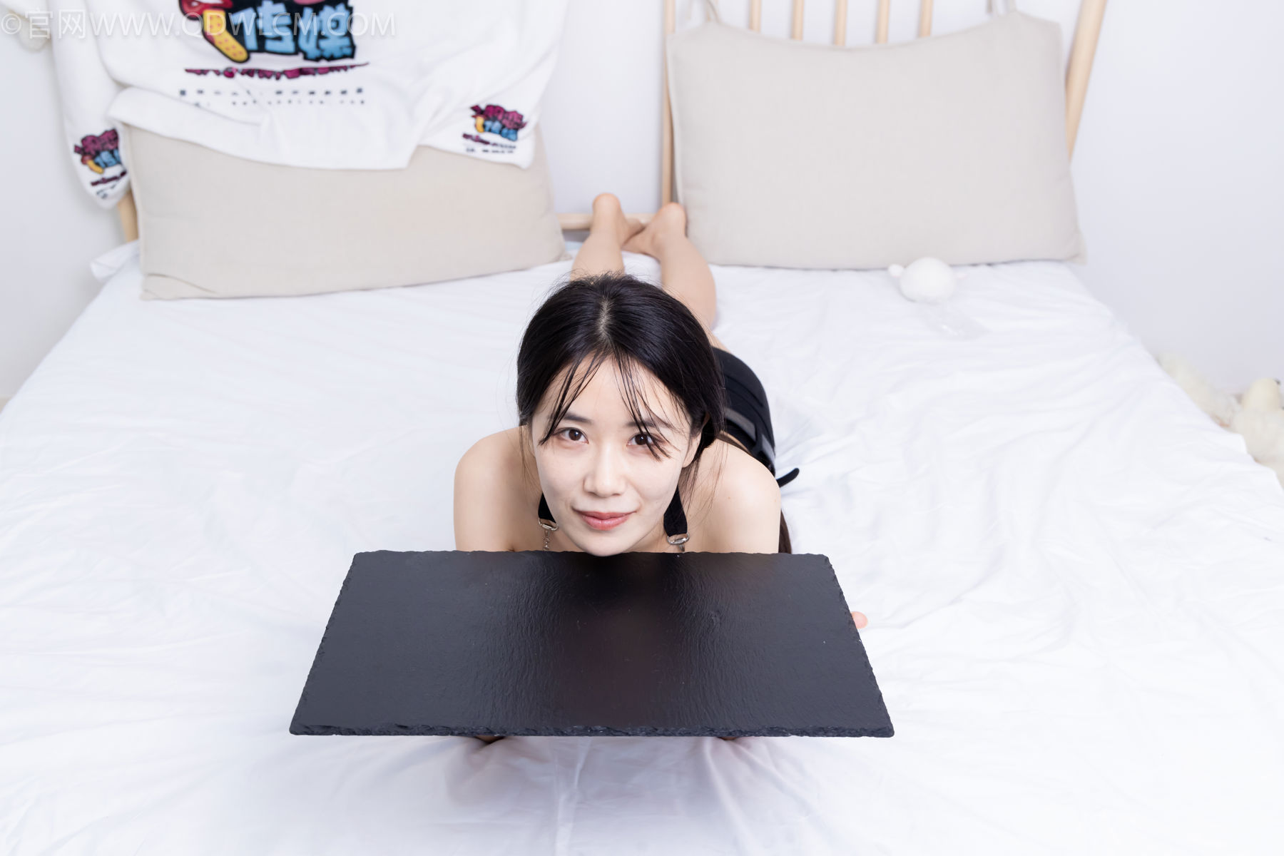 物恋传媒 No.2486 菜菜 - 高跟鞋、厚黑丝、裸足/(284P)