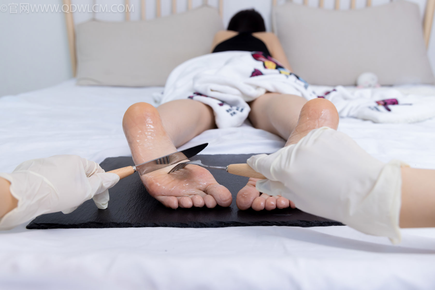 物恋传媒 No.2486 菜菜 - 高跟鞋、厚黑丝、裸足/(284P)