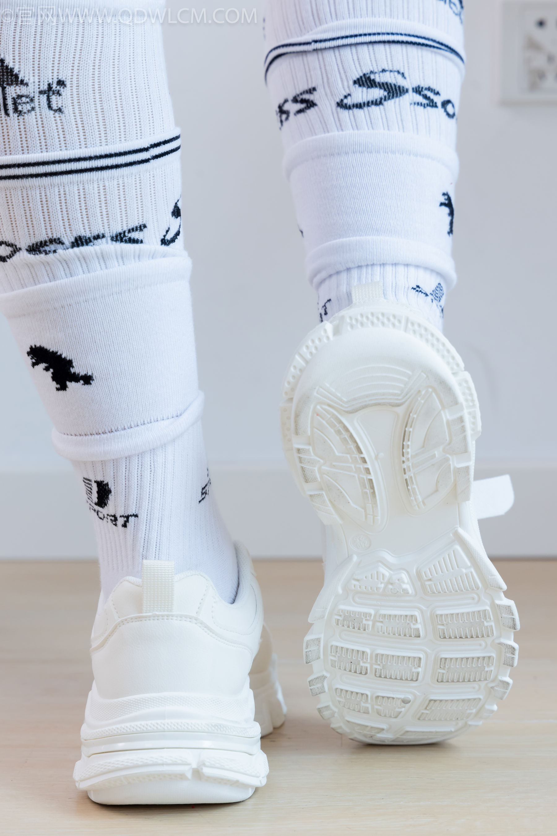 物恋传媒 No.2482 小可 - 运动鞋、白棉袜、裸足/(165P)