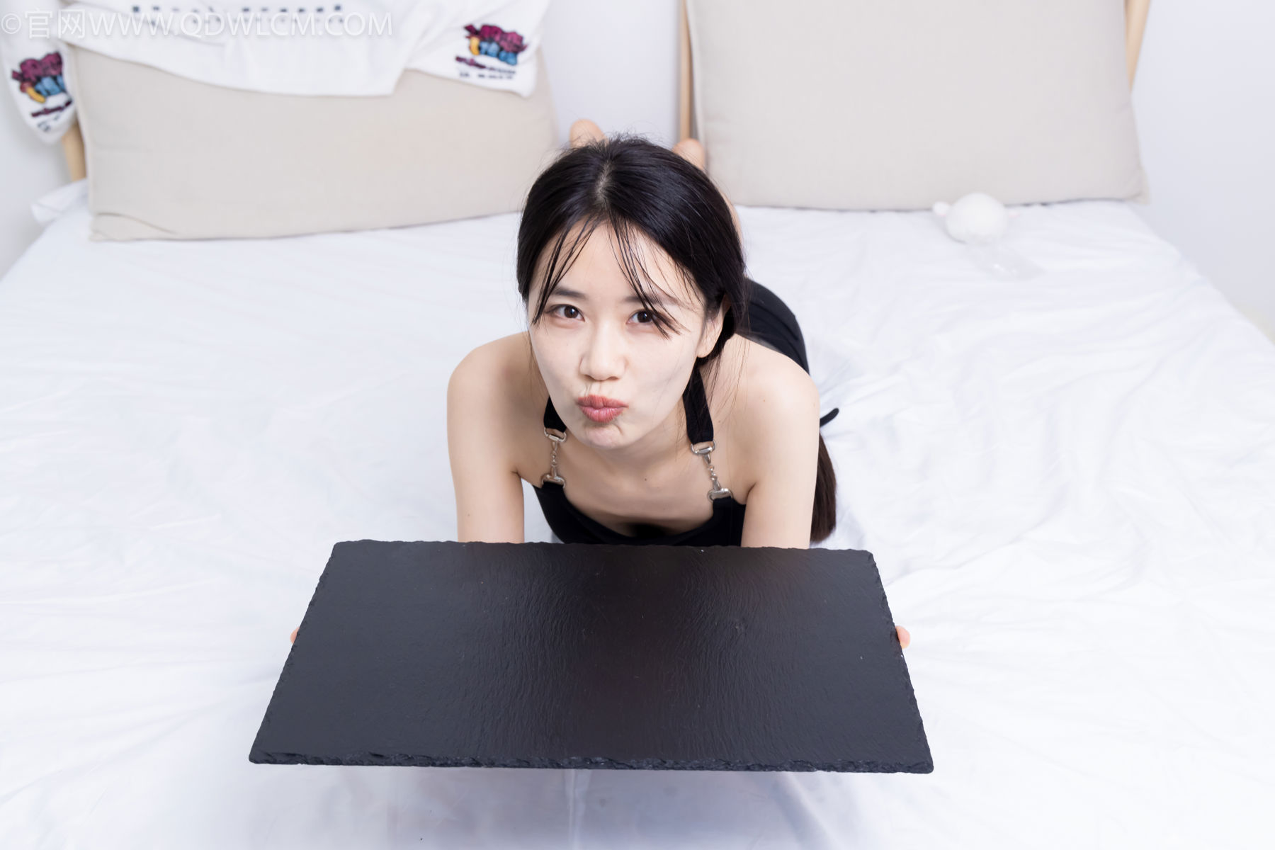 物恋传媒 No.2486 菜菜 - 高跟鞋、厚黑丝、裸足/(284P)