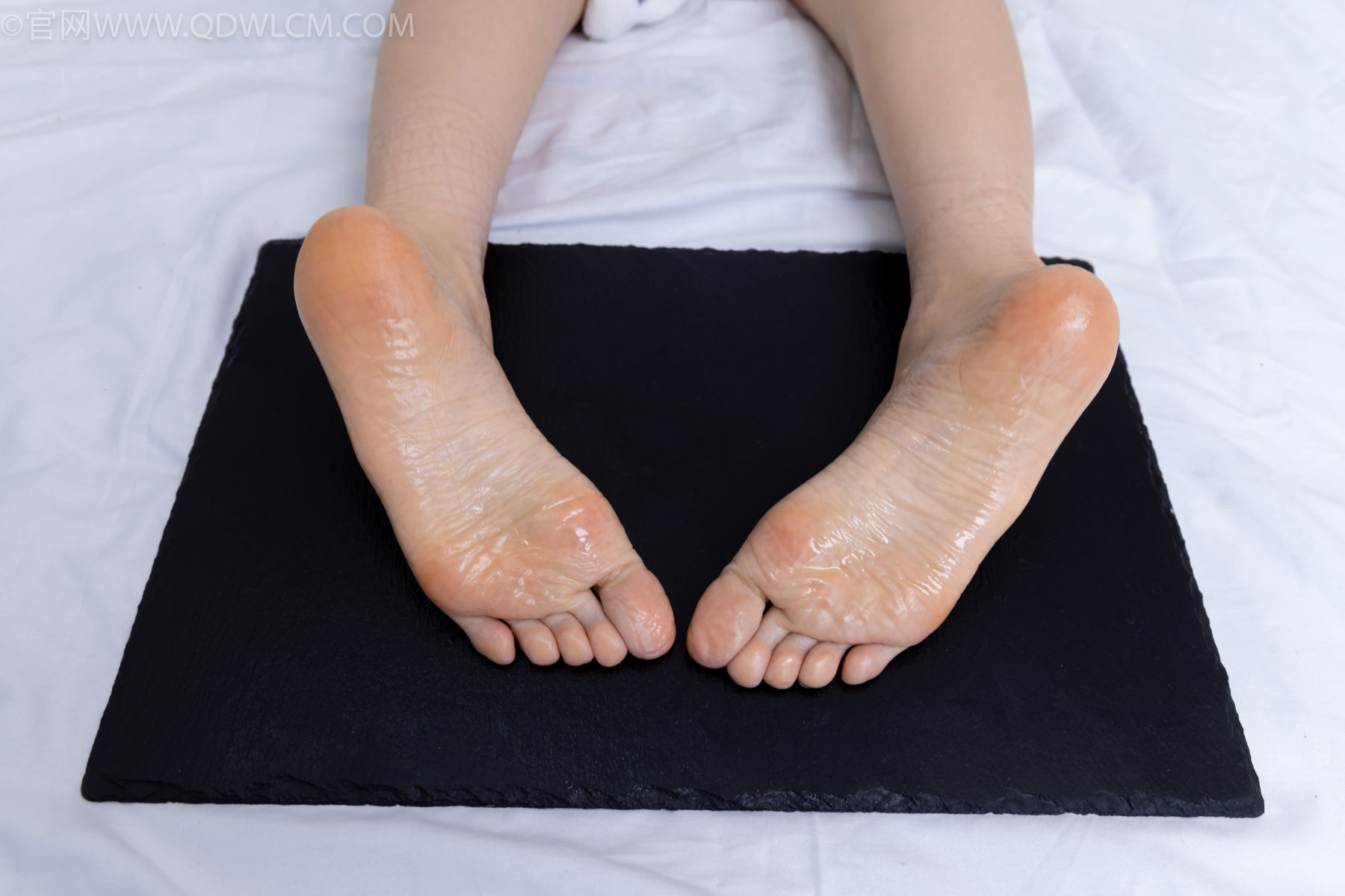 物恋传媒 No.2486 菜菜 - 高跟鞋、厚黑丝、裸足/(284P)