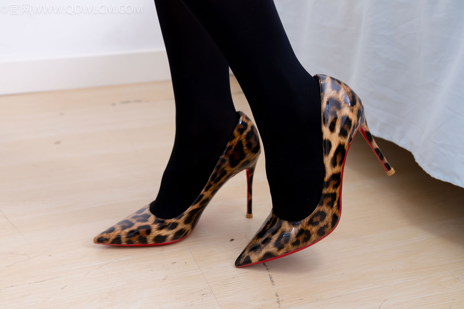 物恋传媒 No.2486 菜菜 - 高跟鞋、厚黑丝、裸足/(284P)