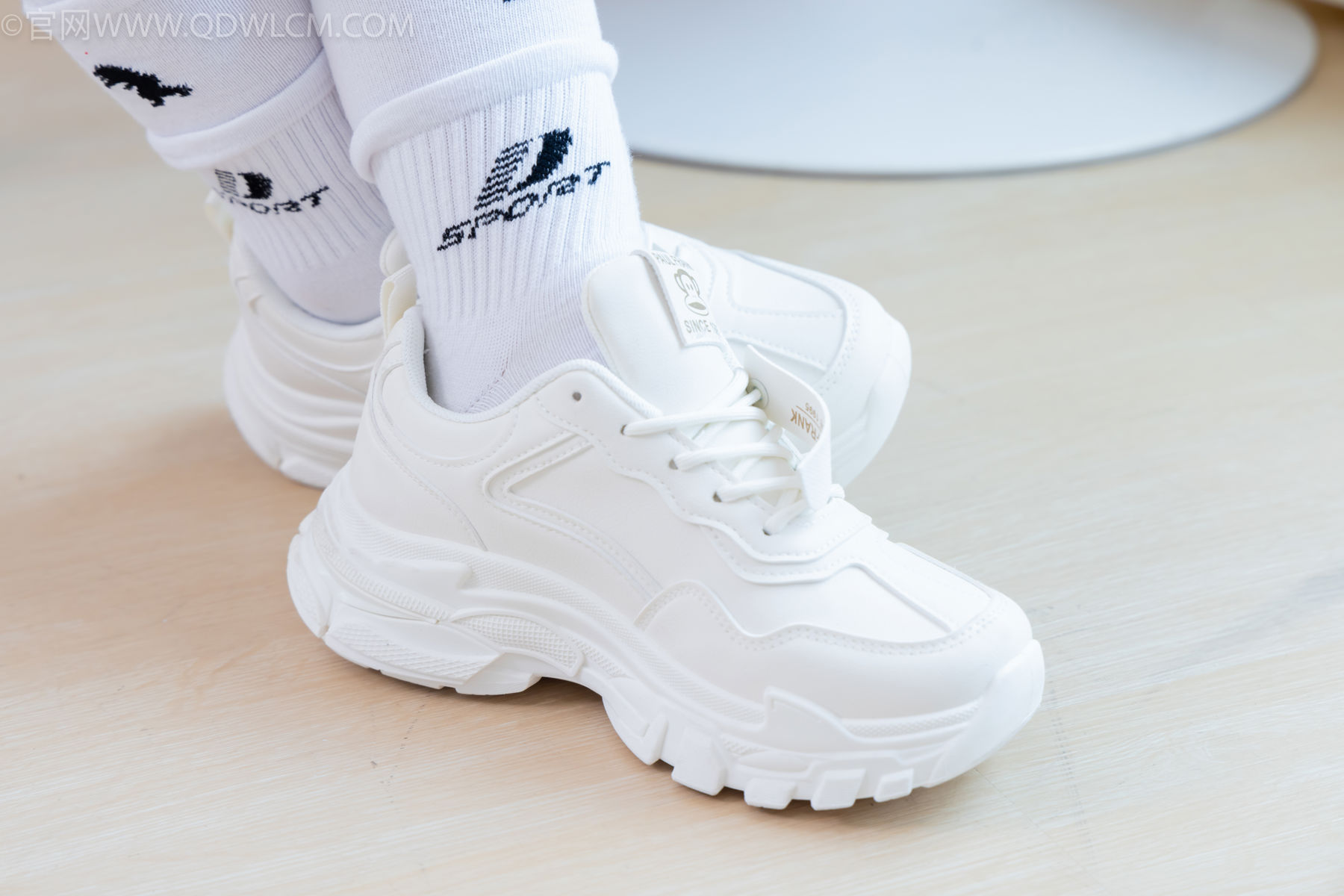 物恋传媒 No.2482 小可 - 运动鞋、白棉袜、裸足/(165P)