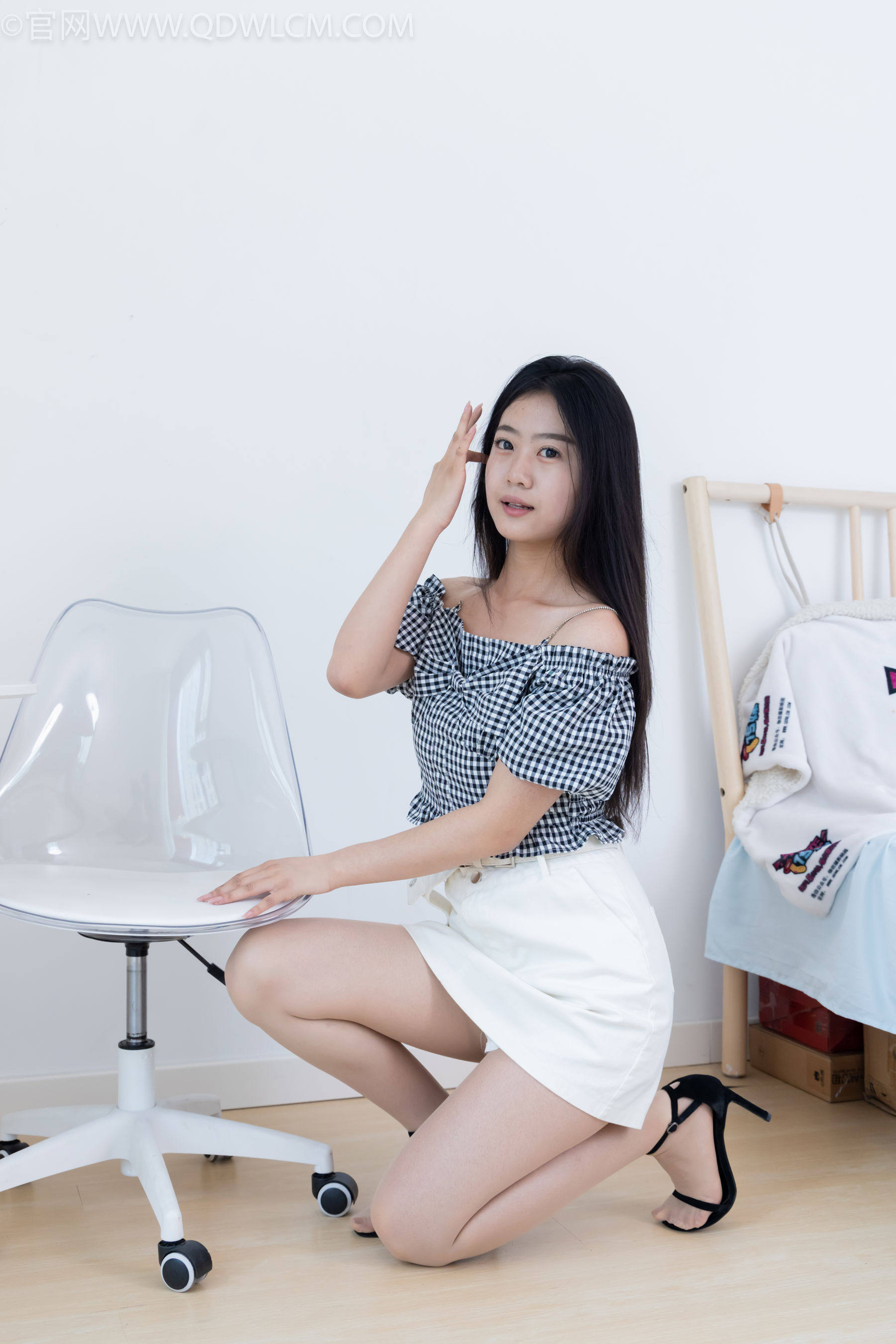 物恋传媒 No.2484 芋头 - 三双高跟凉鞋、薄肉丝、裸足/(151P)