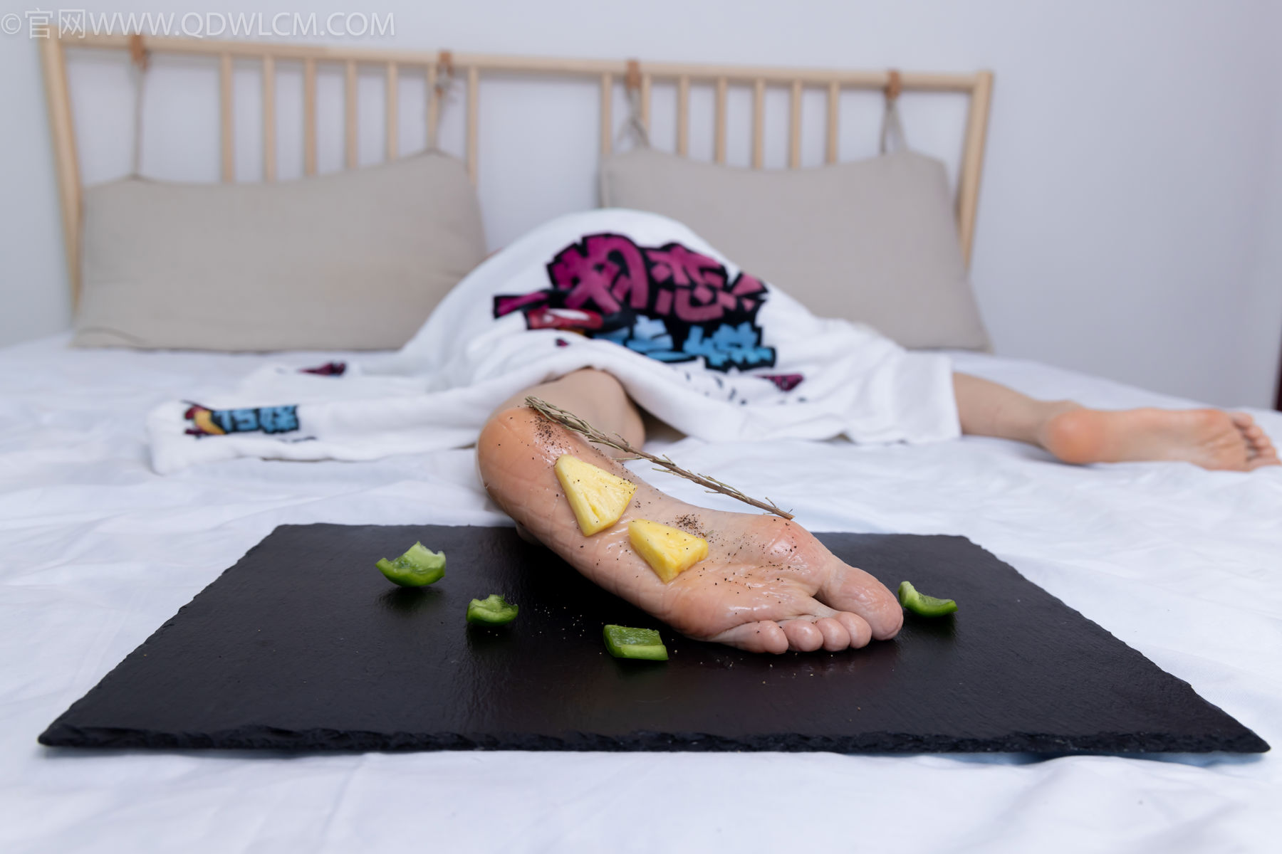 物恋传媒 No.2486 菜菜 - 高跟鞋、厚黑丝、裸足/(284P)