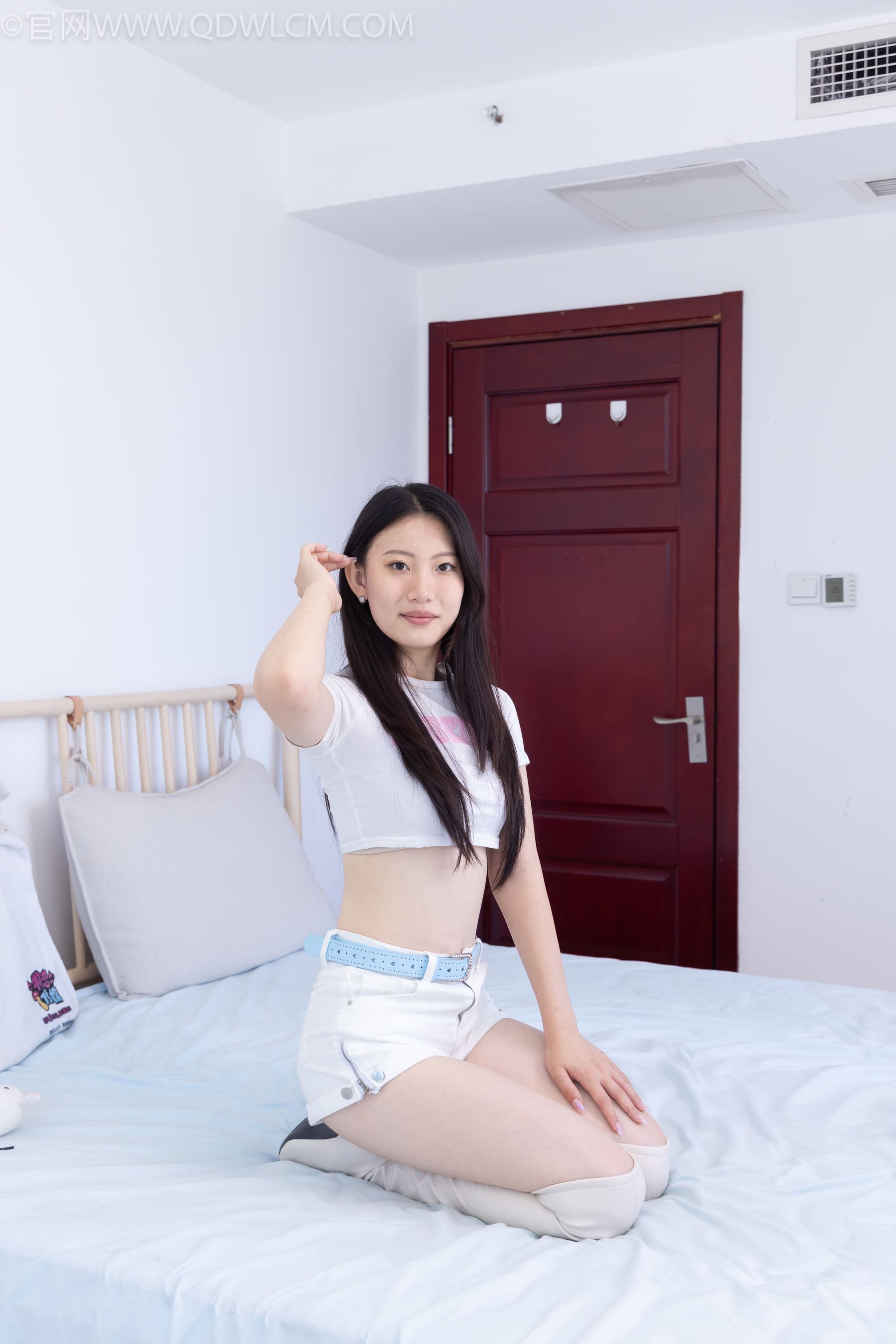 物恋传媒 No.2488 奶糖 - 高跟长靴、白棉袜、裸足/(180P)