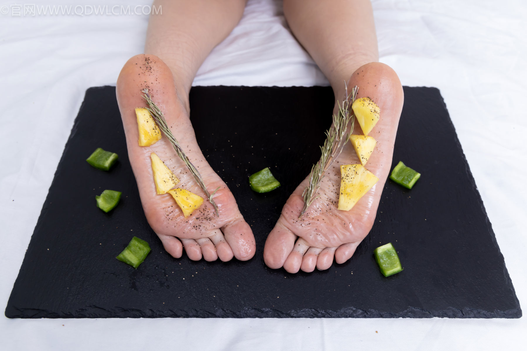 物恋传媒 No.2486 菜菜 - 高跟鞋、厚黑丝、裸足/(284P)