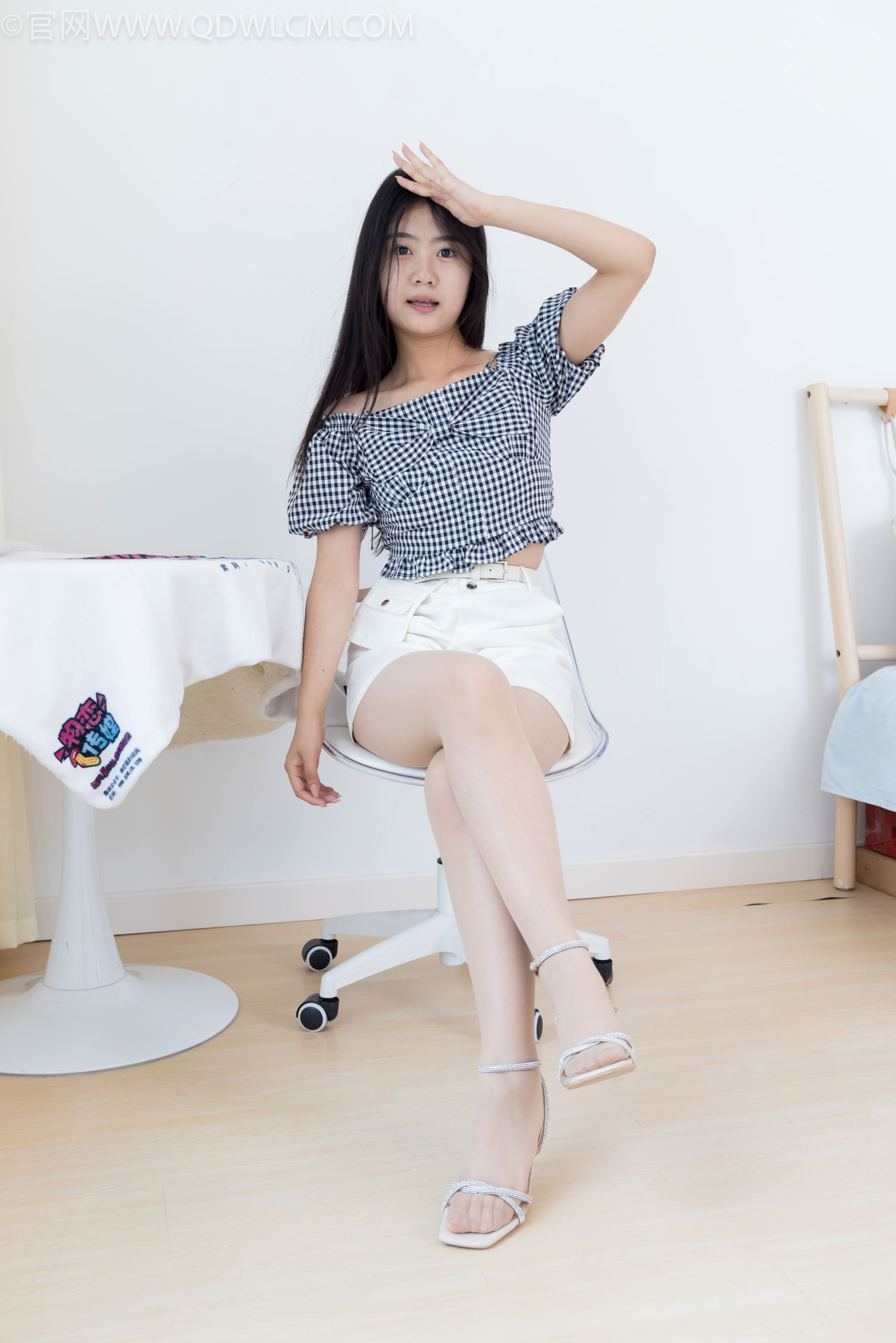 物恋传媒 No.2484 芋头 - 三双高跟凉鞋、薄肉丝、裸足/(151P)