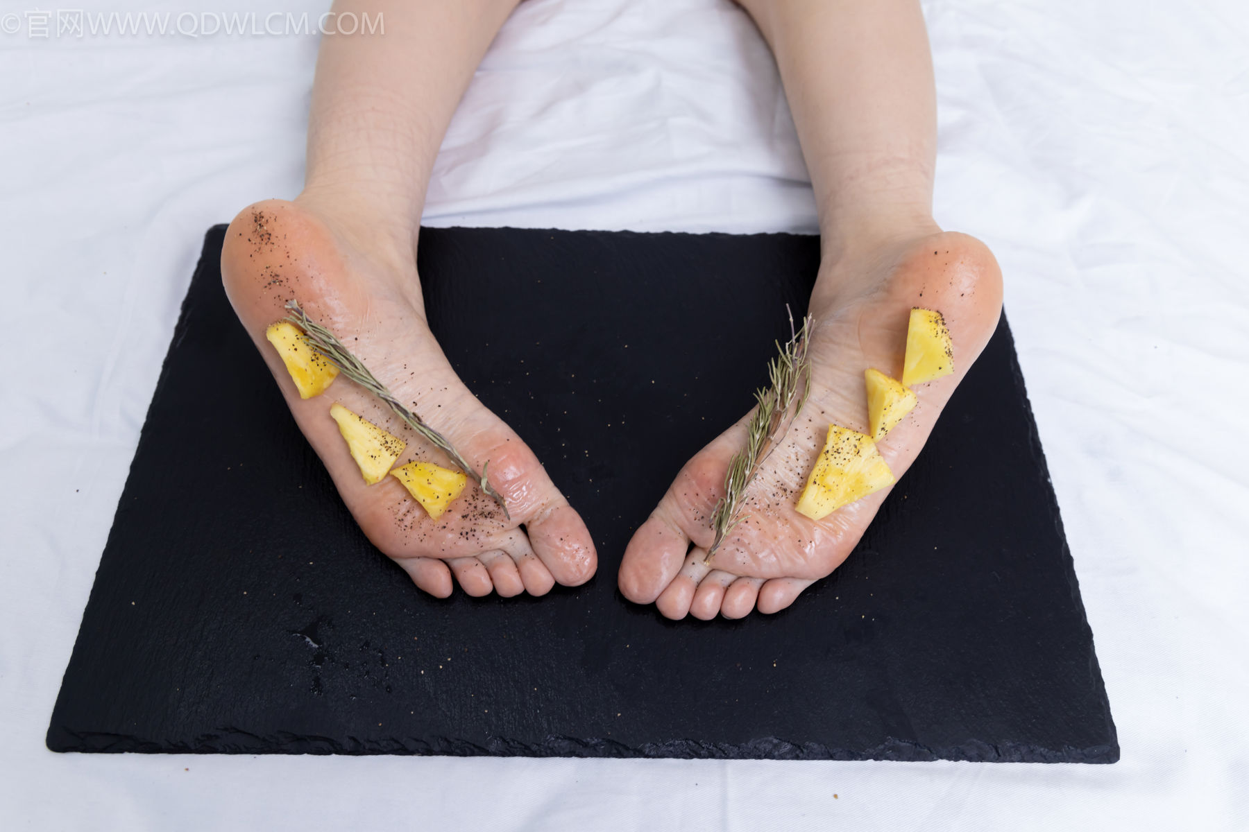 物恋传媒 No.2486 菜菜 - 高跟鞋、厚黑丝、裸足/(284P)