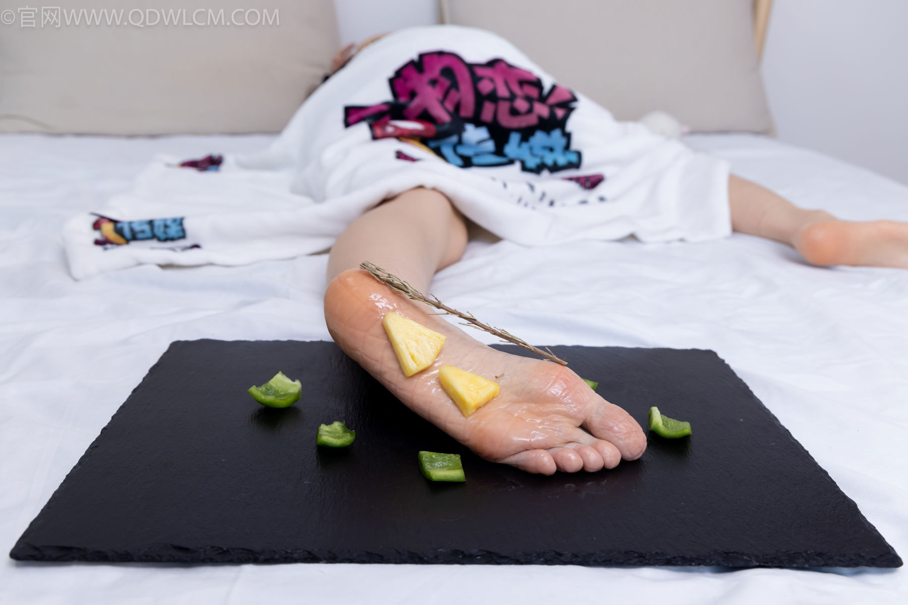 物恋传媒 No.2486 菜菜 - 高跟鞋、厚黑丝、裸足/(284P)