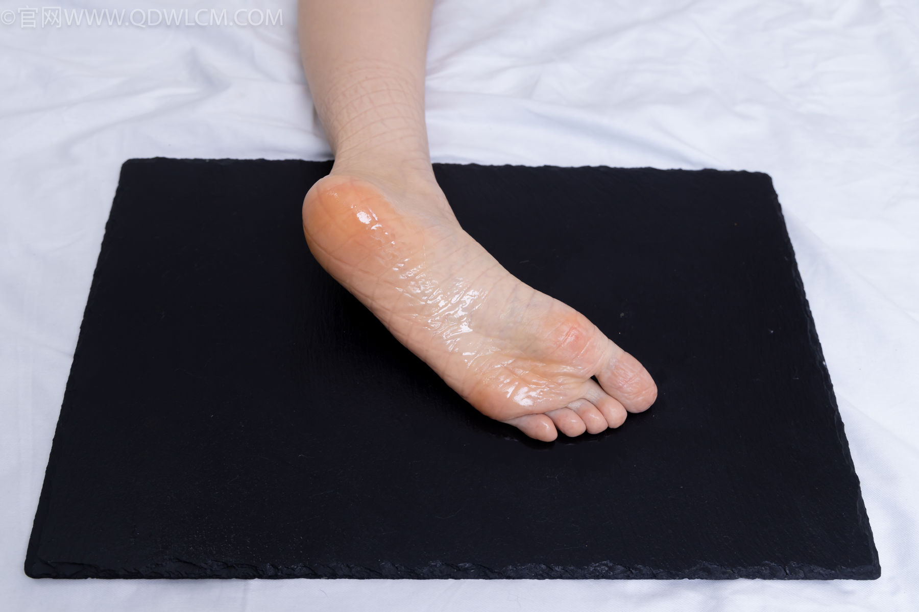 物恋传媒 No.2486 菜菜 - 高跟鞋、厚黑丝、裸足/(284P)