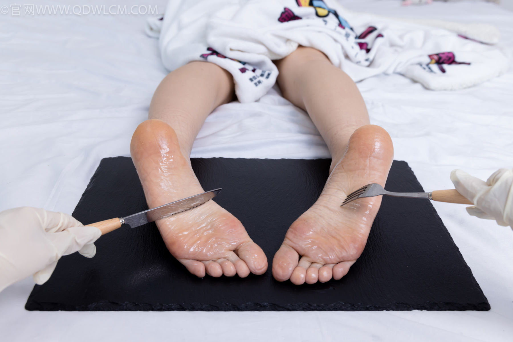 物恋传媒 No.2486 菜菜 - 高跟鞋、厚黑丝、裸足/(284P)