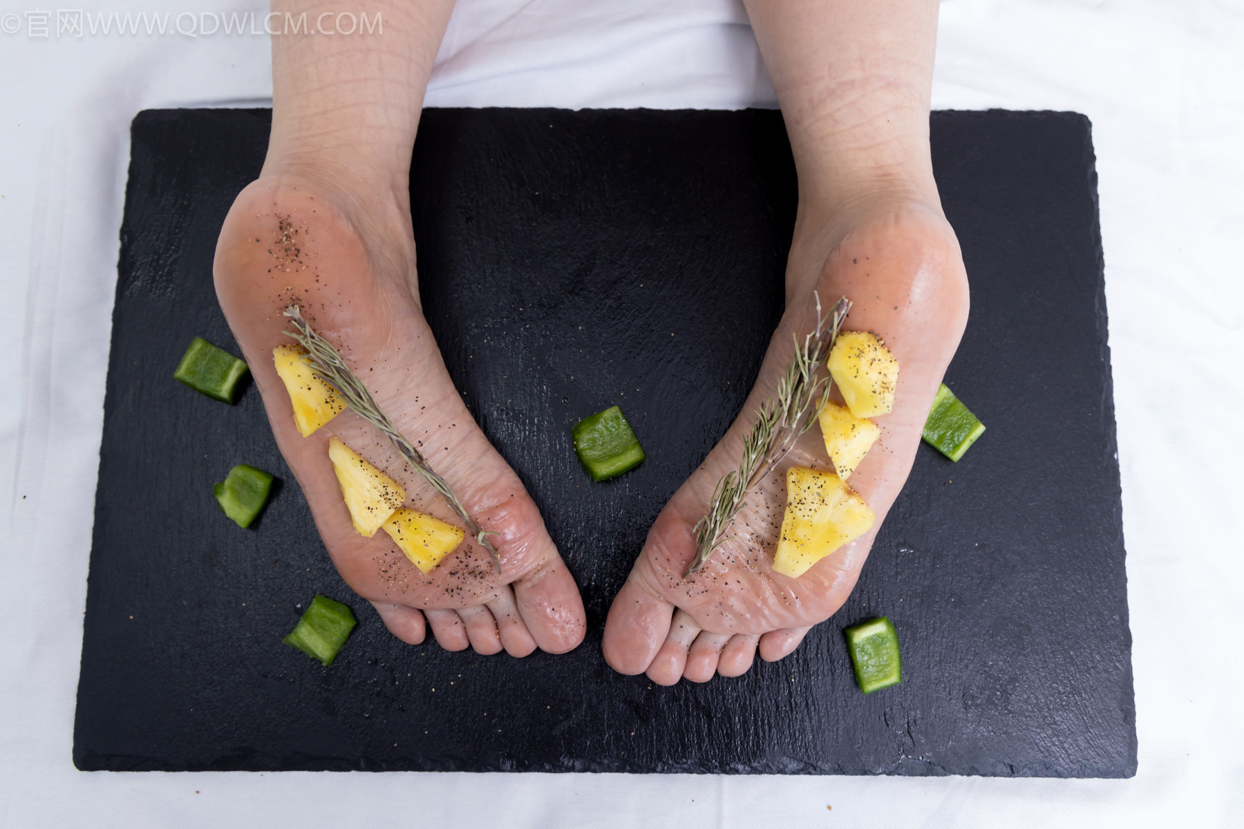 物恋传媒 No.2486 菜菜 - 高跟鞋、厚黑丝、裸足/(284P)