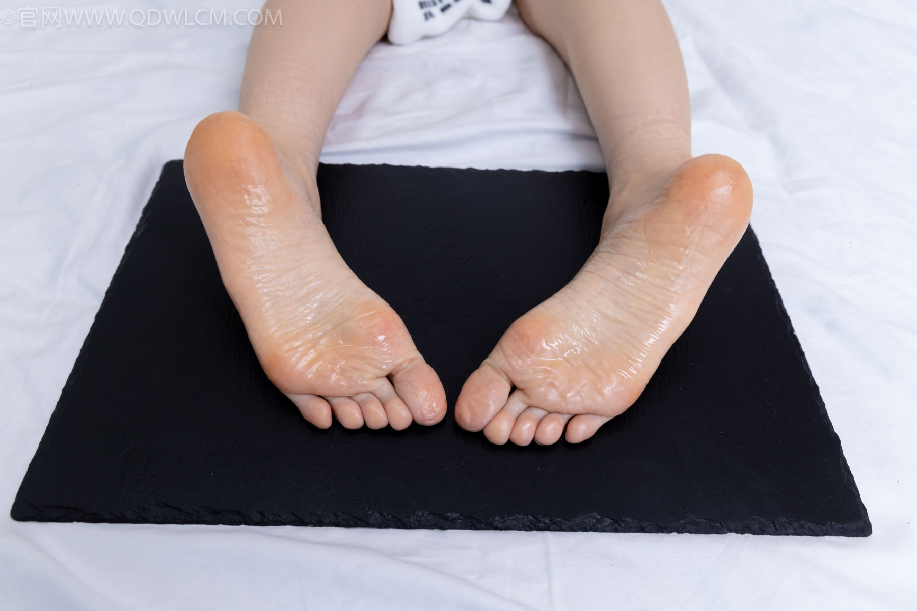 物恋传媒 No.2486 菜菜 - 高跟鞋、厚黑丝、裸足/(284P)