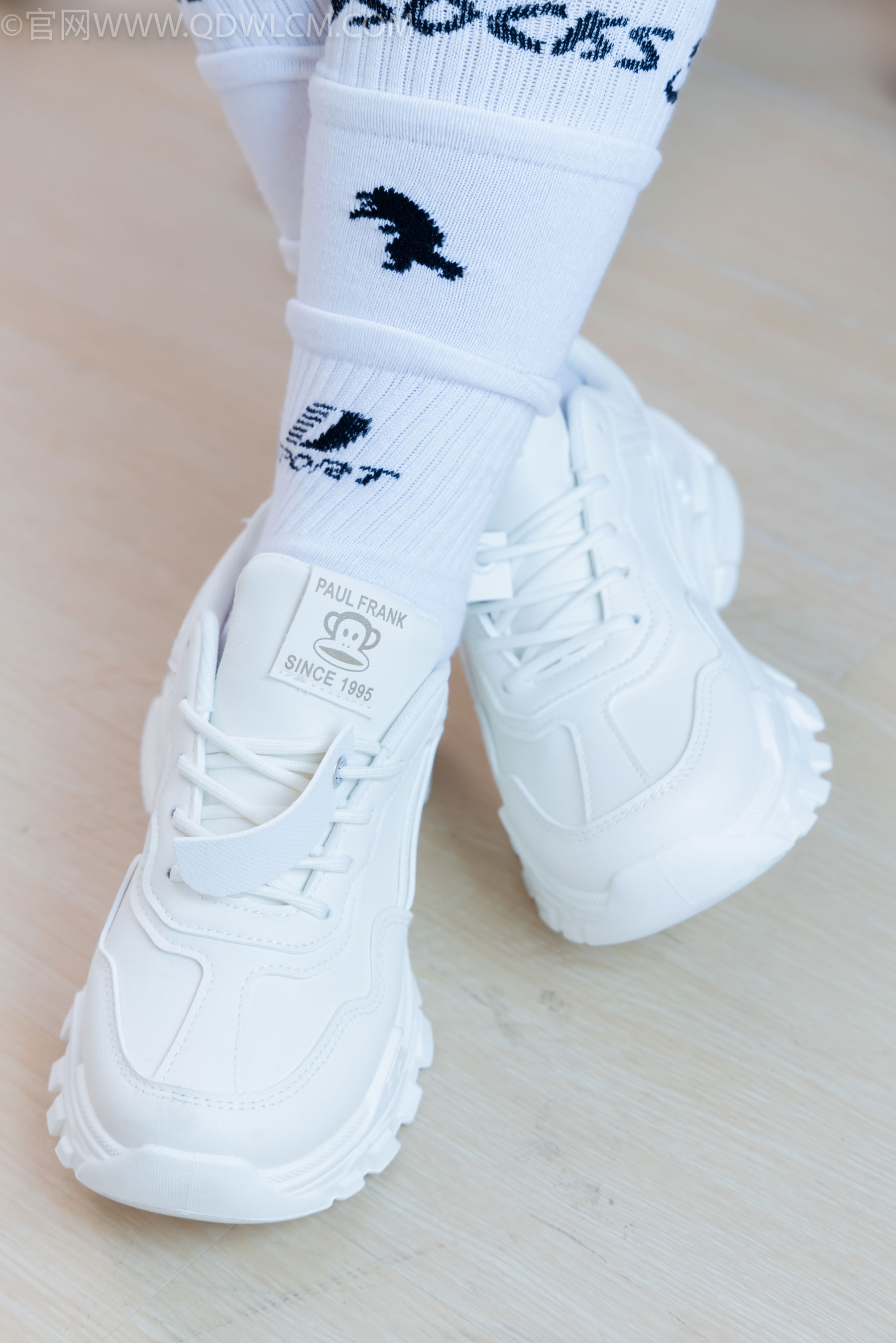 物恋传媒 No.2482 小可 - 运动鞋、白棉袜、裸足/(165P)