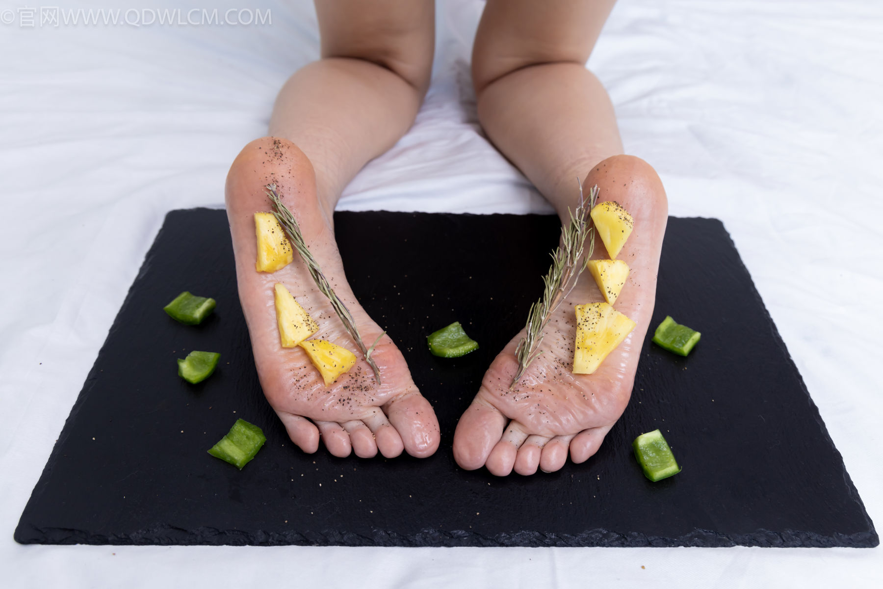 物恋传媒 No.2486 菜菜 - 高跟鞋、厚黑丝、裸足/(284P)