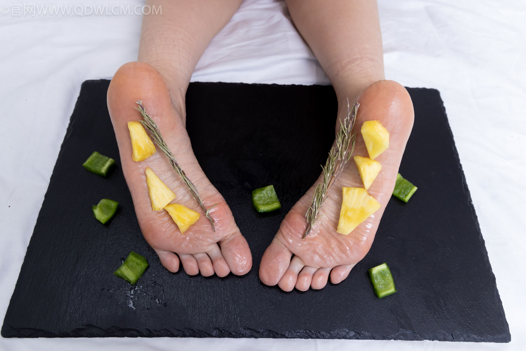 物恋传媒 No.2486 菜菜 - 高跟鞋、厚黑丝、裸足/(284P)