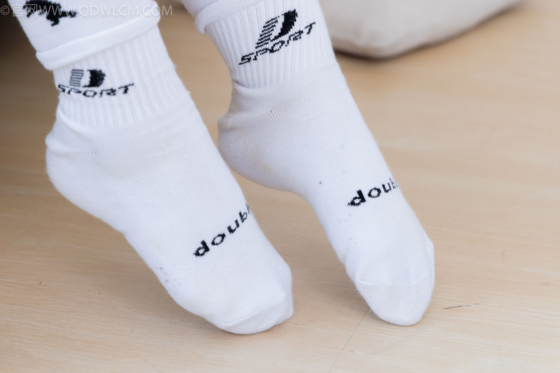 物恋传媒 No.2482 小可 - 运动鞋、白棉袜、裸足/(165P)