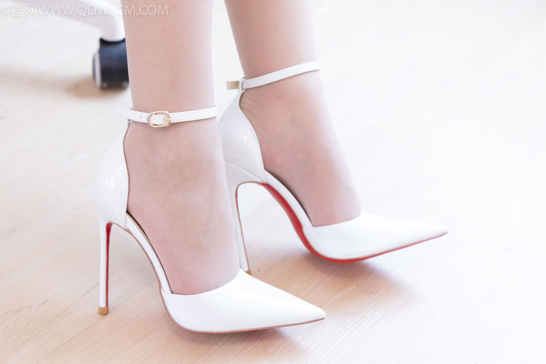 物恋传媒 No.2481 辣辣 - 高跟鞋、薄肉丝/(150P)