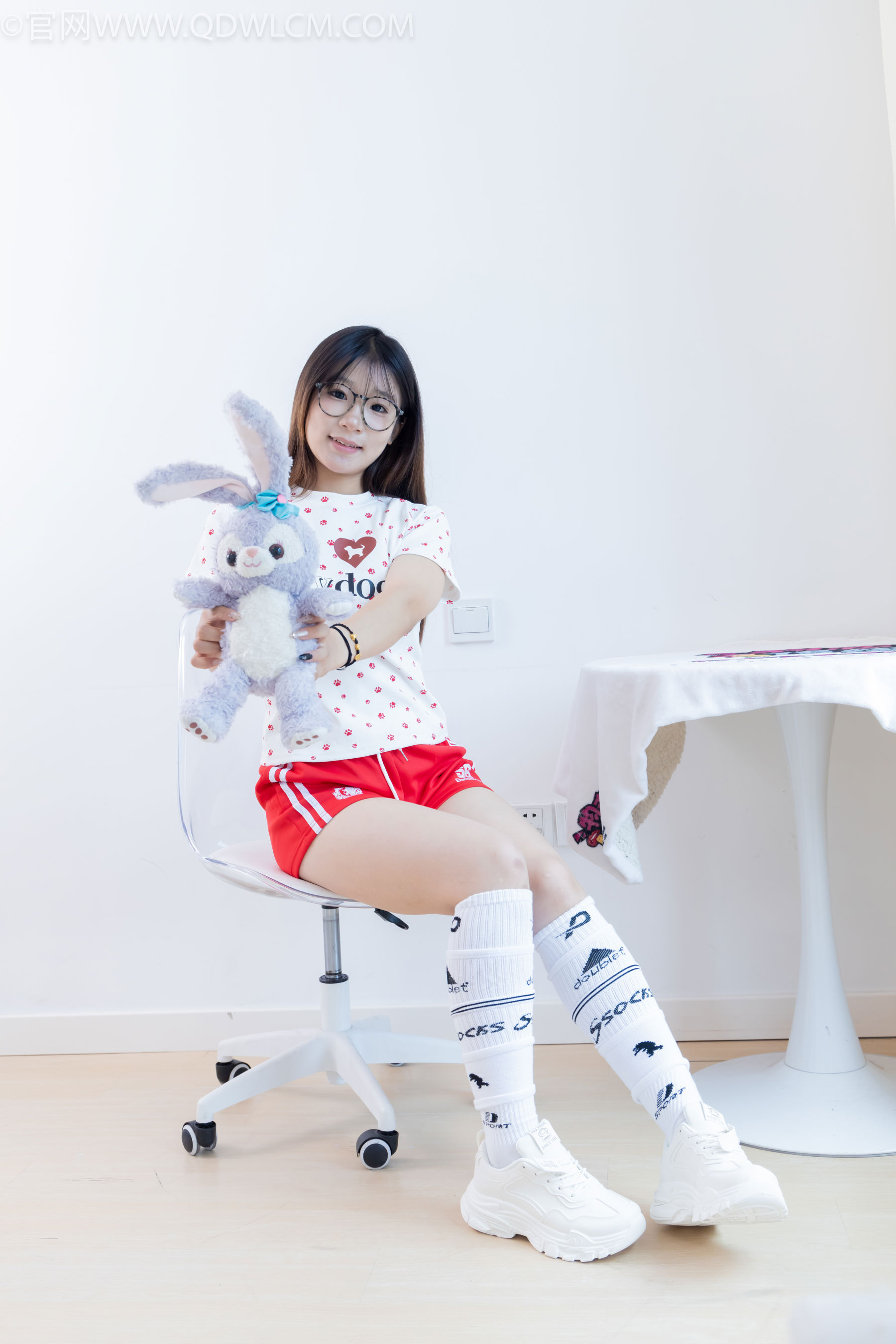 物恋传媒 No.2482 小可 - 运动鞋、白棉袜、裸足/(165P)