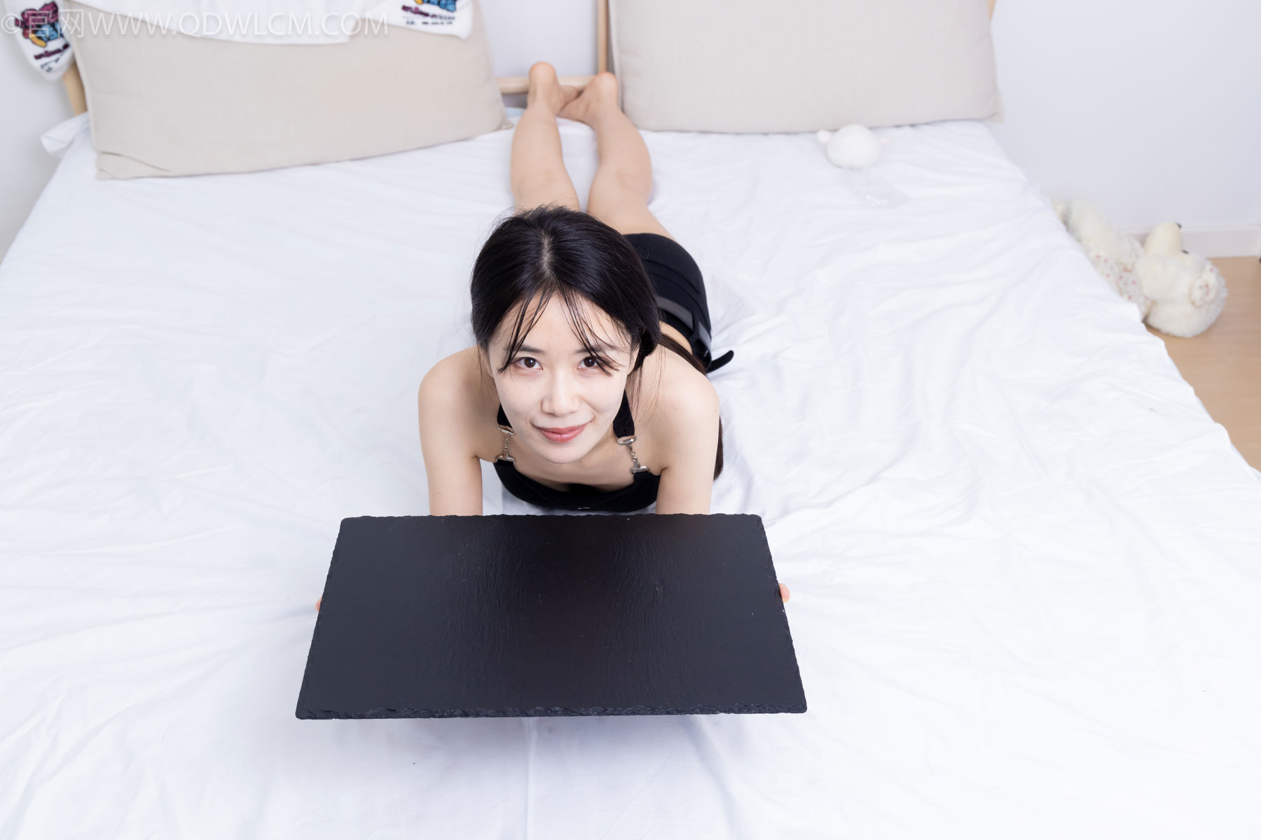 物恋传媒 No.2486 菜菜 - 高跟鞋、厚黑丝、裸足/(284P)