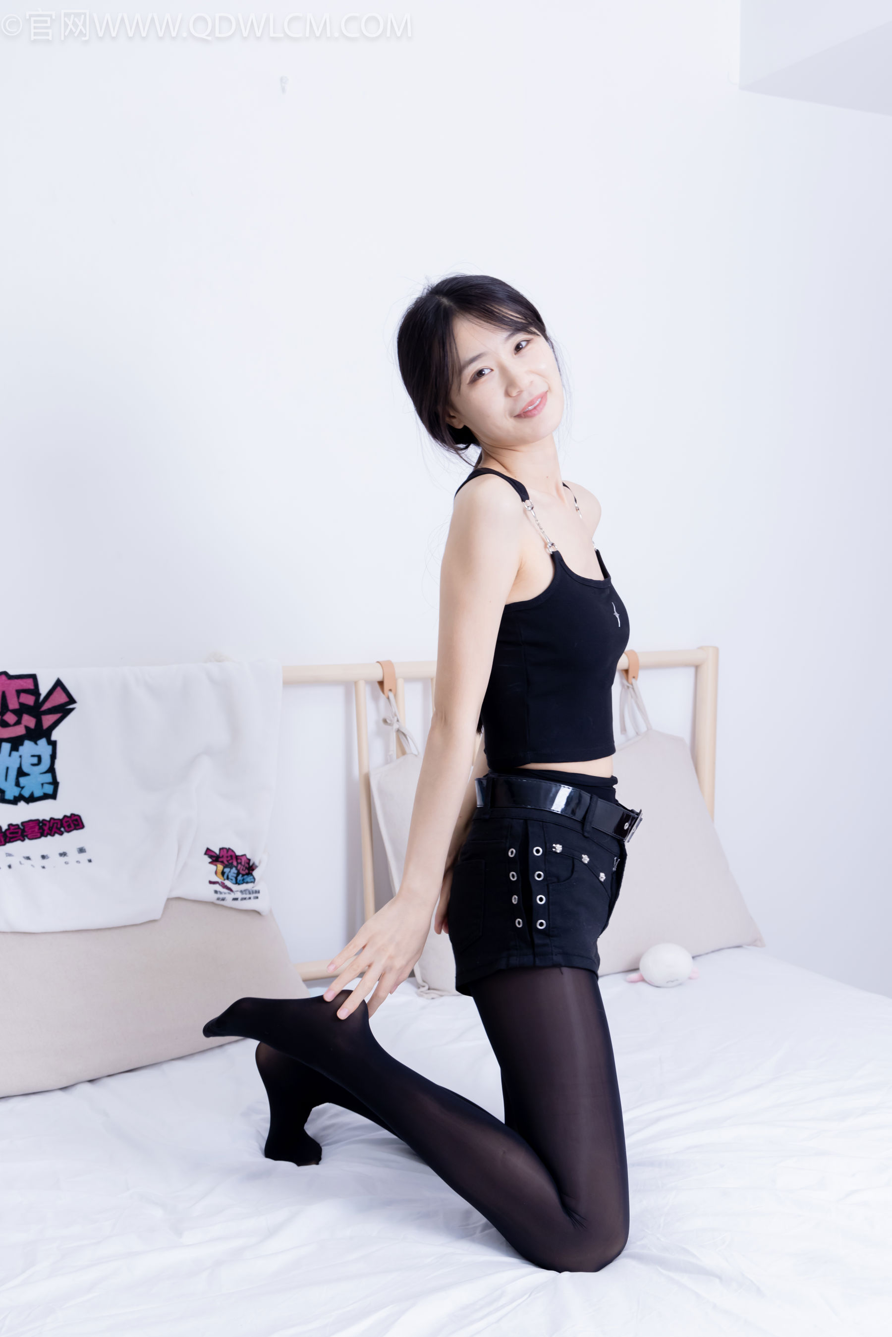 物恋传媒 No.2486 菜菜 - 高跟鞋、厚黑丝、裸足/(284P)