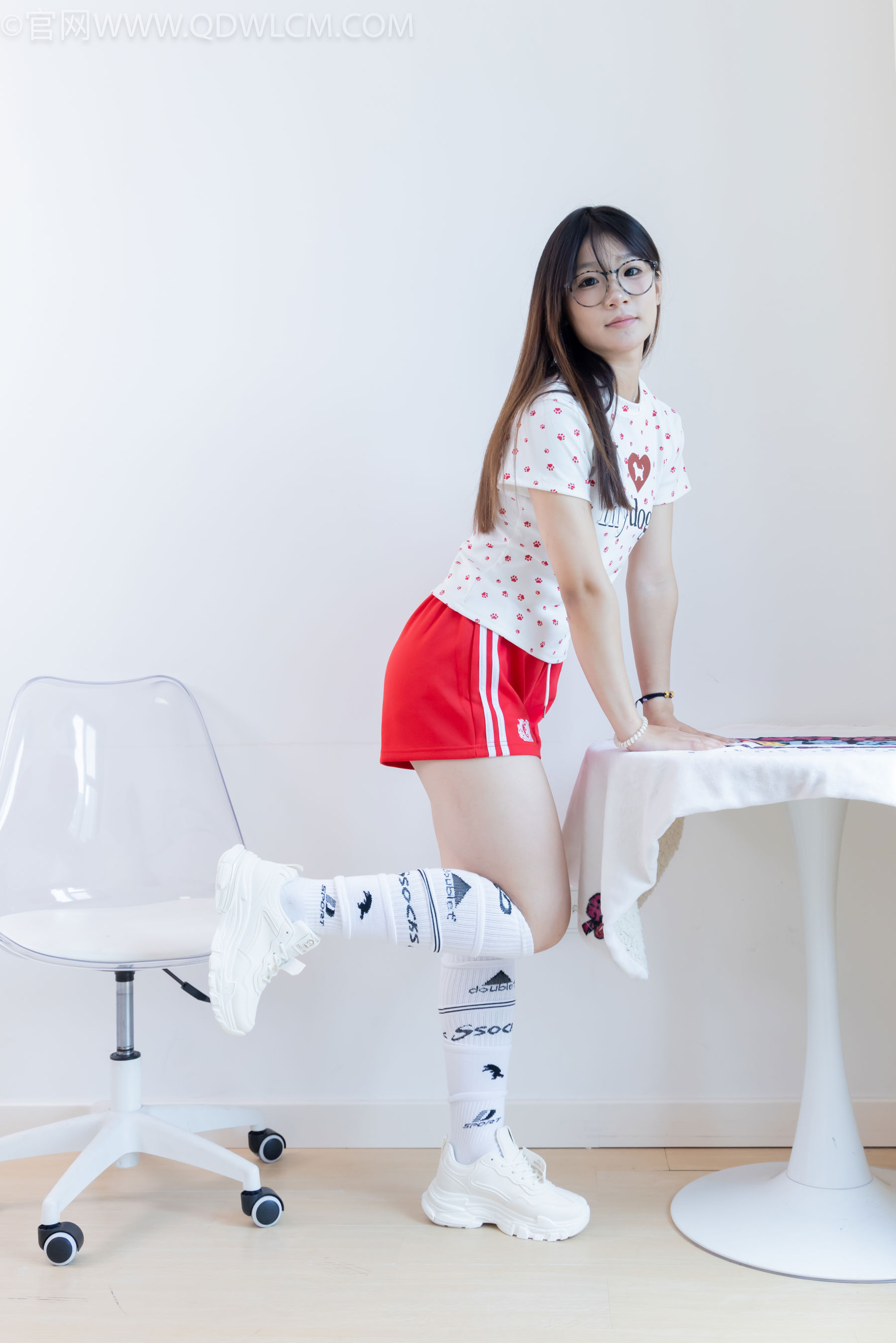 物恋传媒 No.2482 小可 - 运动鞋、白棉袜、裸足/(165P)