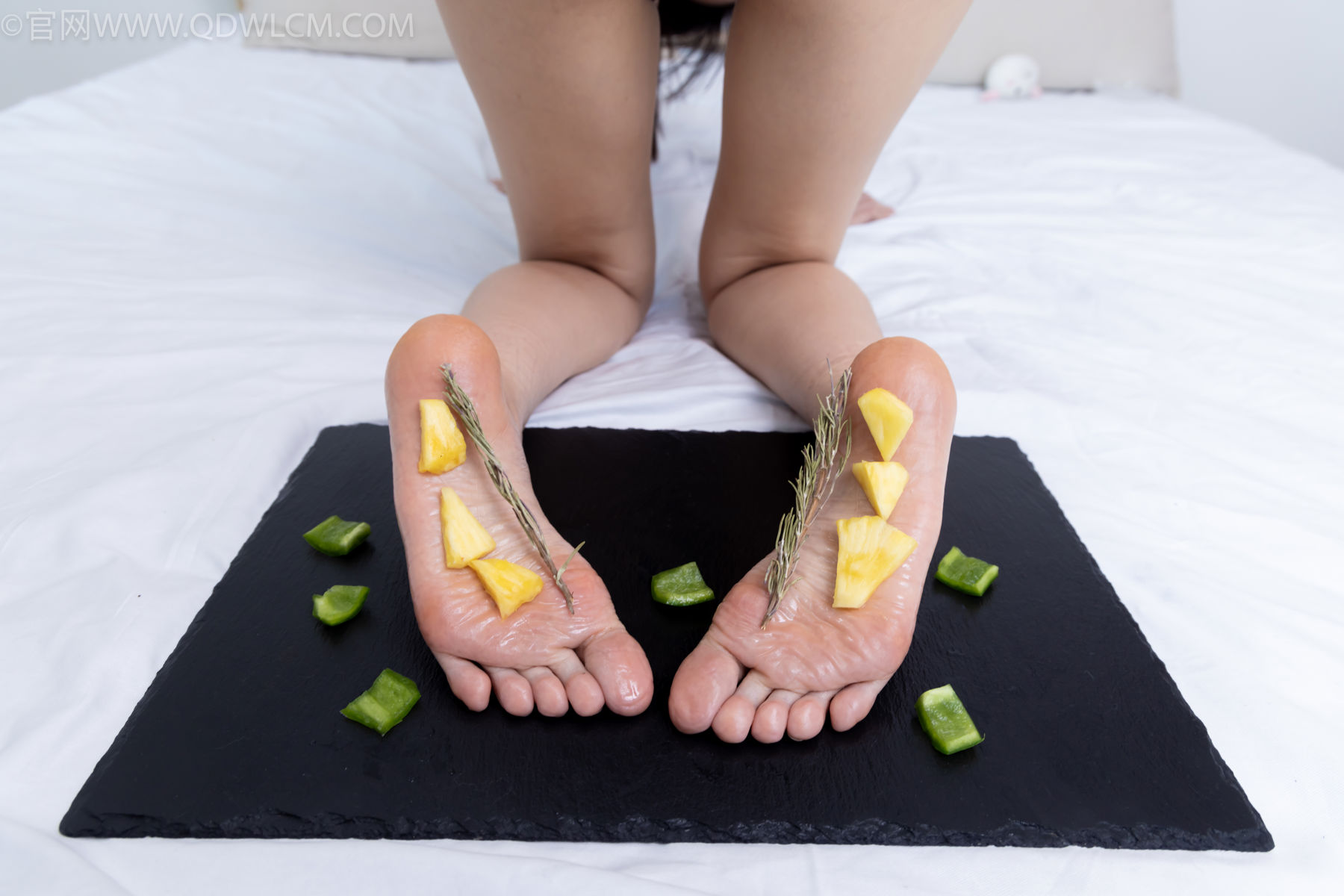 物恋传媒 No.2486 菜菜 - 高跟鞋、厚黑丝、裸足/(284P)