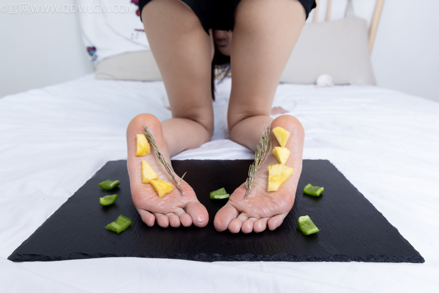 物恋传媒 No.2486 菜菜 - 高跟鞋、厚黑丝、裸足/(284P)