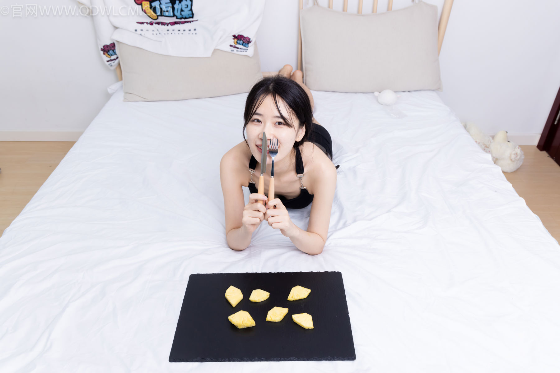 物恋传媒 No.2486 菜菜 - 高跟鞋、厚黑丝、裸足/(284P)