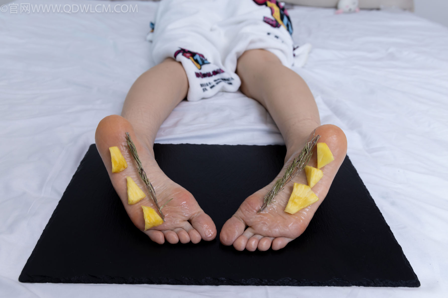 物恋传媒 No.2486 菜菜 - 高跟鞋、厚黑丝、裸足/(284P)