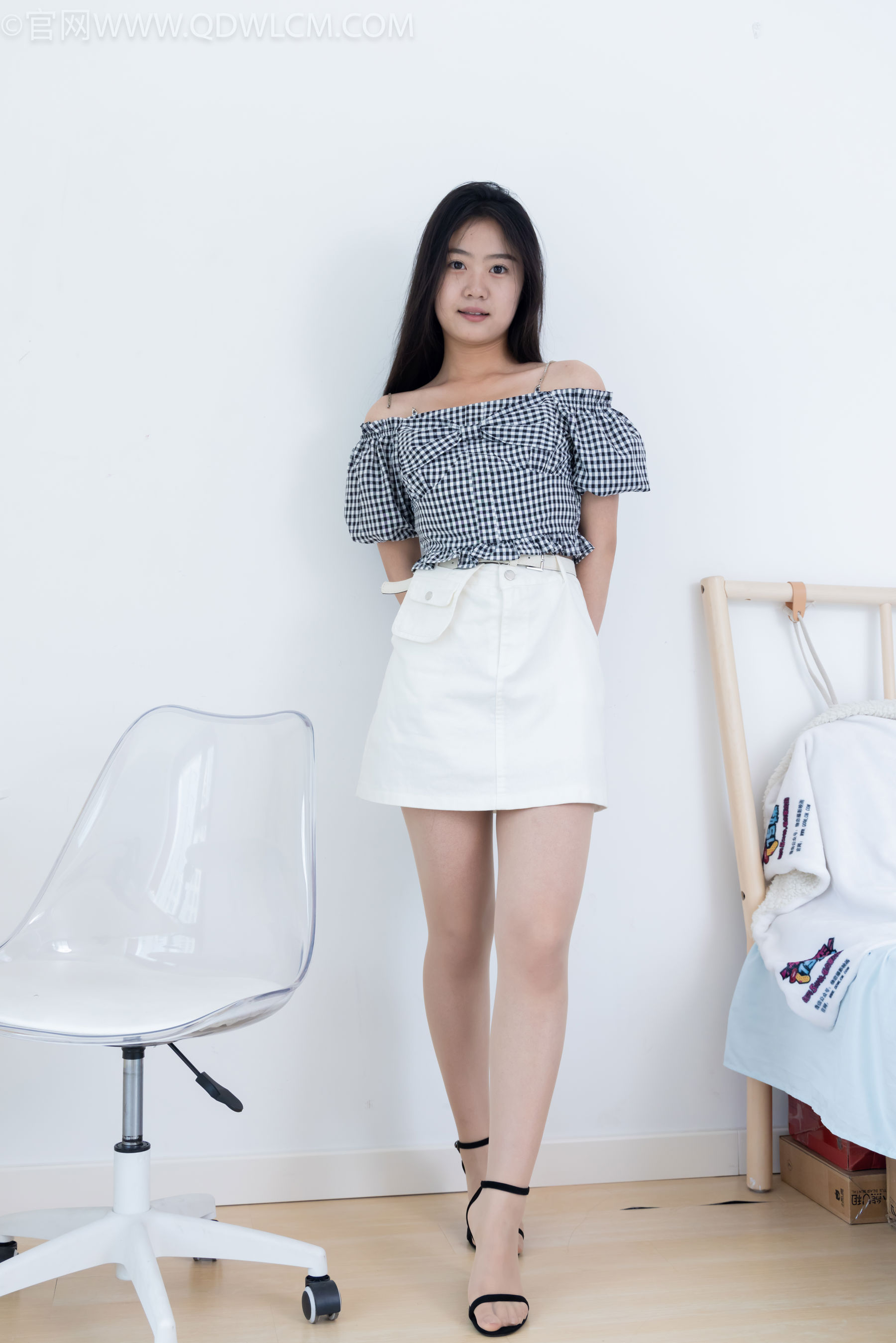 物恋传媒 No.2484 芋头 - 三双高跟凉鞋、薄肉丝、裸足/(151P)