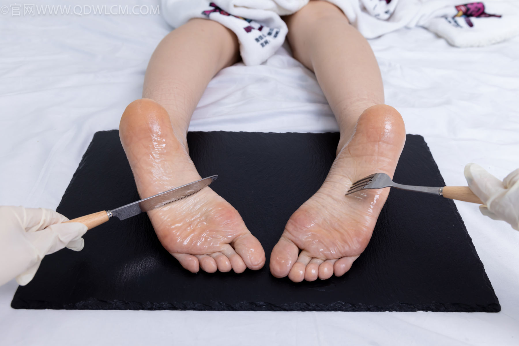 物恋传媒 No.2486 菜菜 - 高跟鞋、厚黑丝、裸足/(284P)