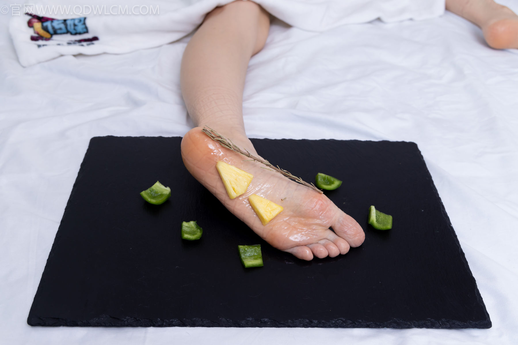 物恋传媒 No.2486 菜菜 - 高跟鞋、厚黑丝、裸足/(284P)