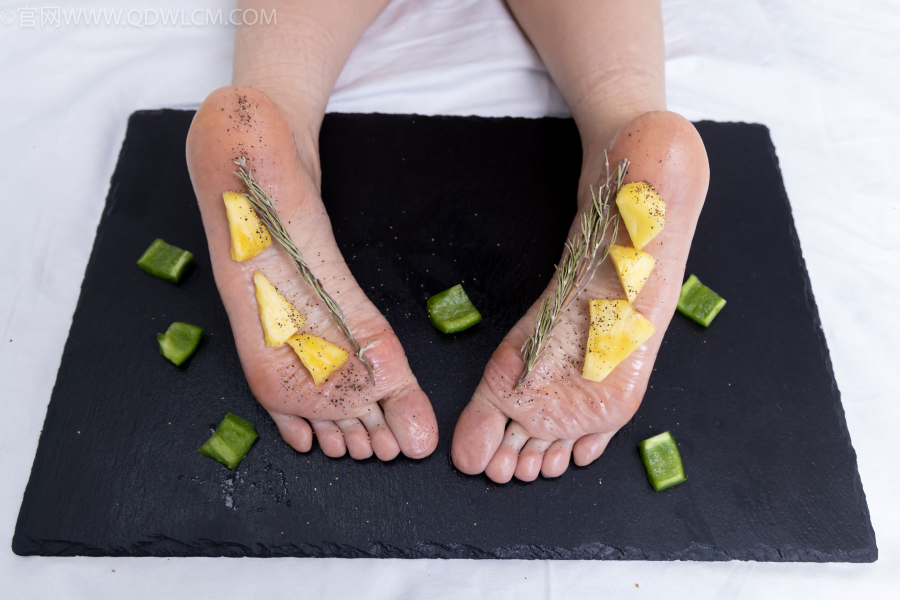 物恋传媒 No.2486 菜菜 - 高跟鞋、厚黑丝、裸足/(284P)