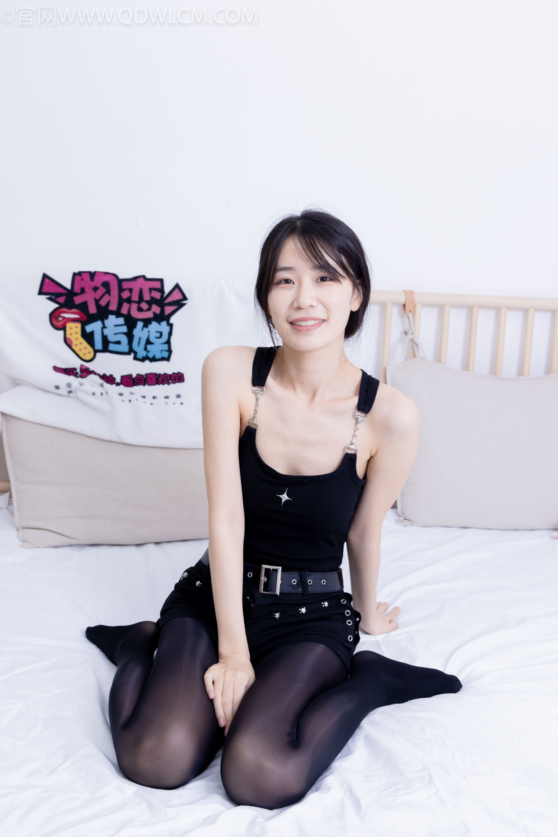 物恋传媒 No.2486 菜菜 - 高跟鞋、厚黑丝、裸足/(284P)