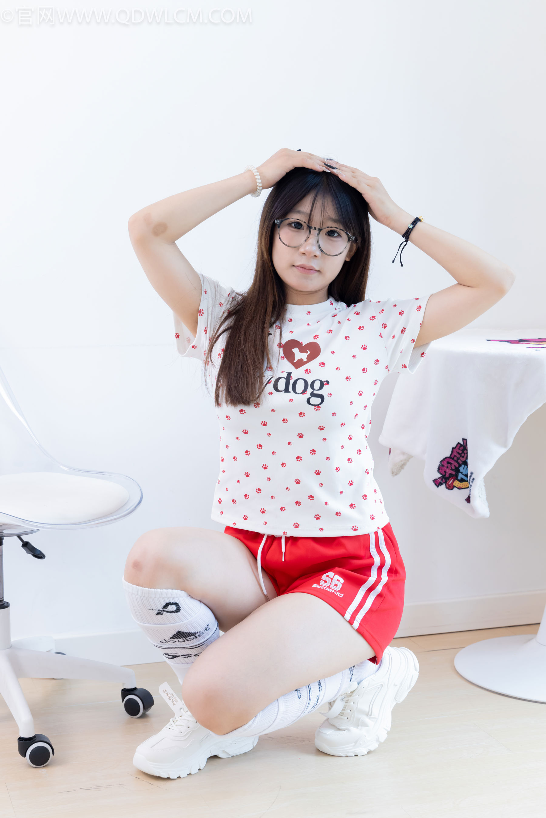 物恋传媒 No.2482 小可 - 运动鞋、白棉袜、裸足/(165P)