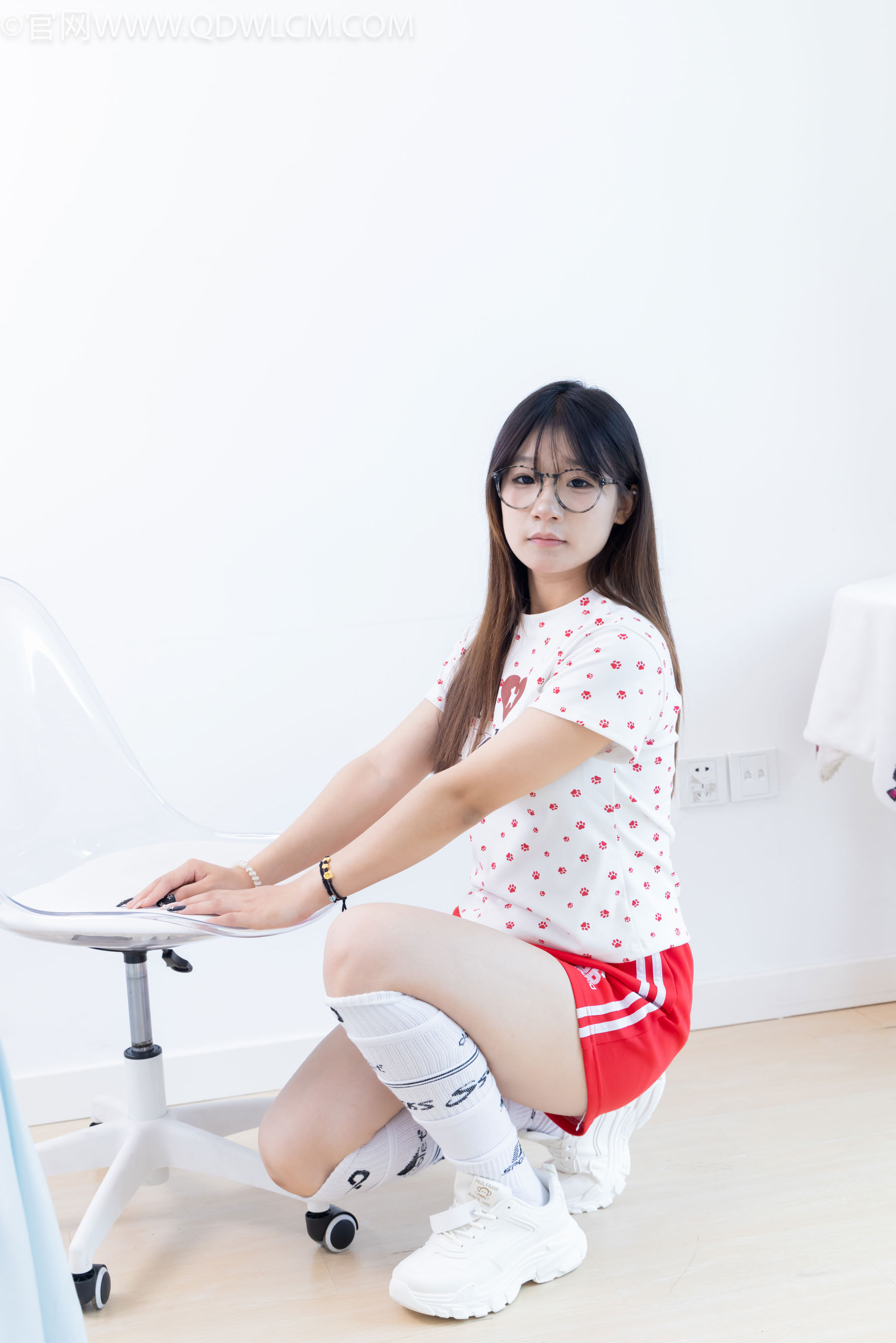 物恋传媒 No.2482 小可 - 运动鞋、白棉袜、裸足/(165P)